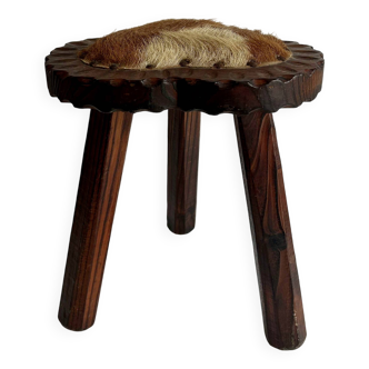 Tabouret tripode vintage, bois et peau de vache, France 1960
