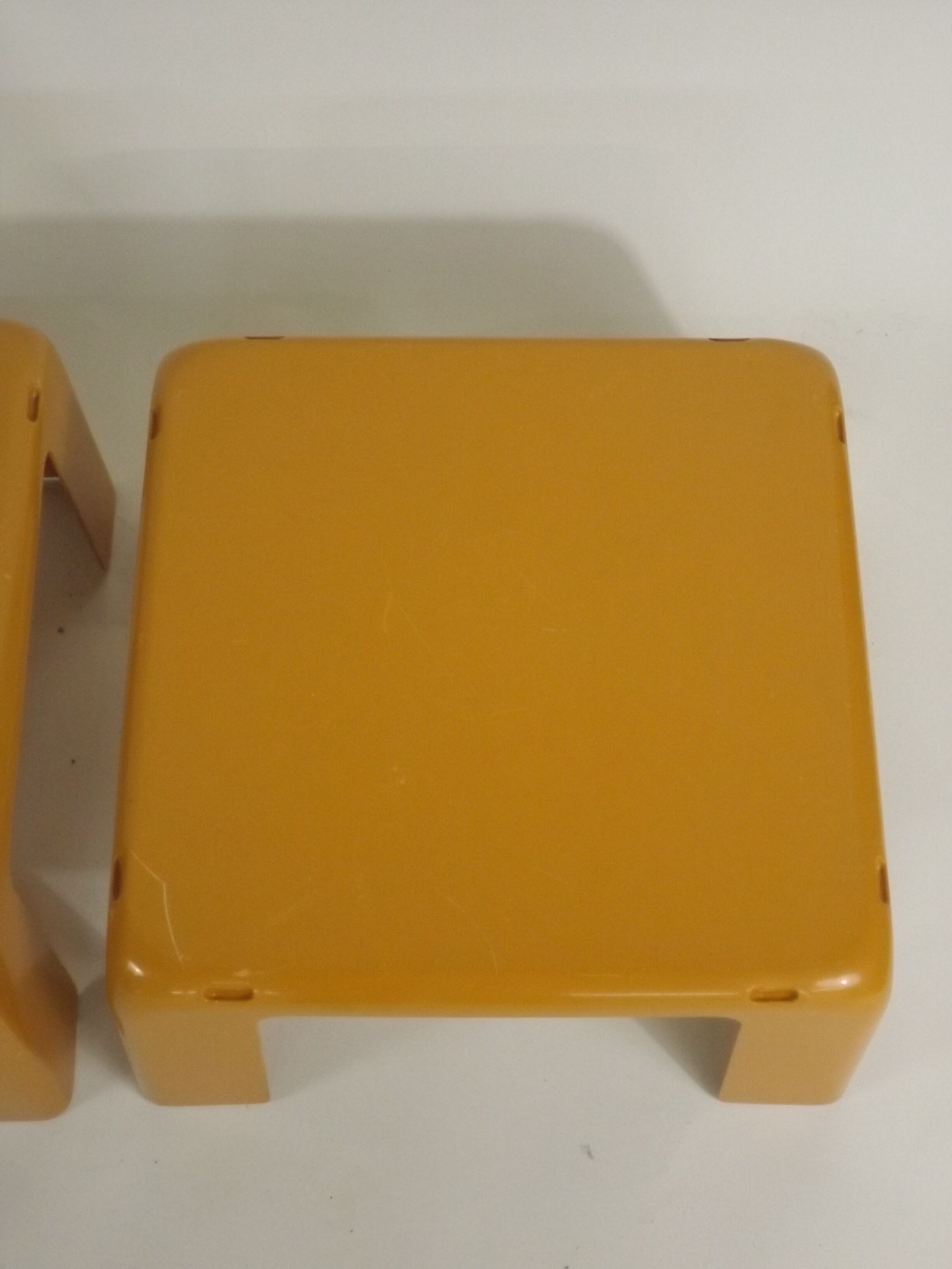 3 tables "Quatro Gatti" de Mario Belloni pour C&B Italia