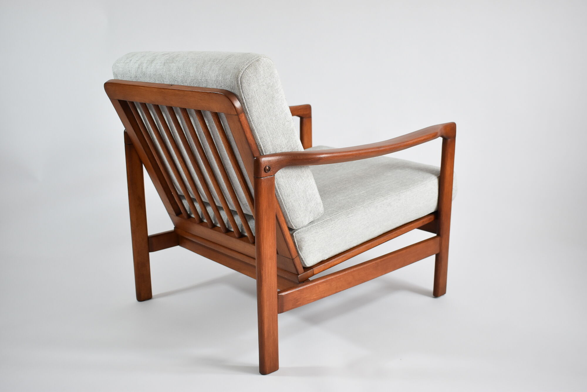 Fauteuil scandinave original des années 60, designer Z. Baczyk, couleur grise délicate, bois de teck