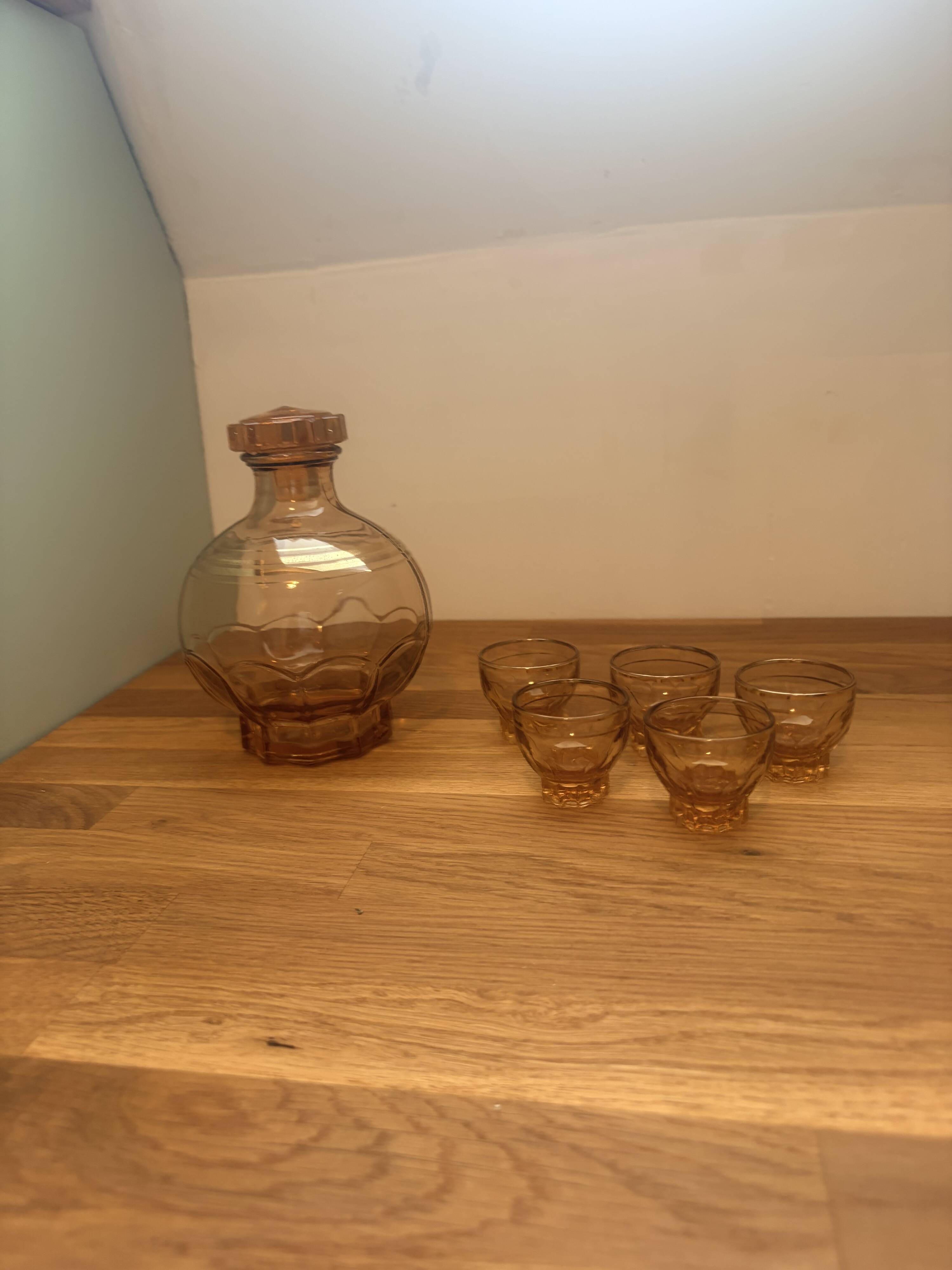 Carafe and 5 pink glass liqueur glasses with a gold rim 2008123