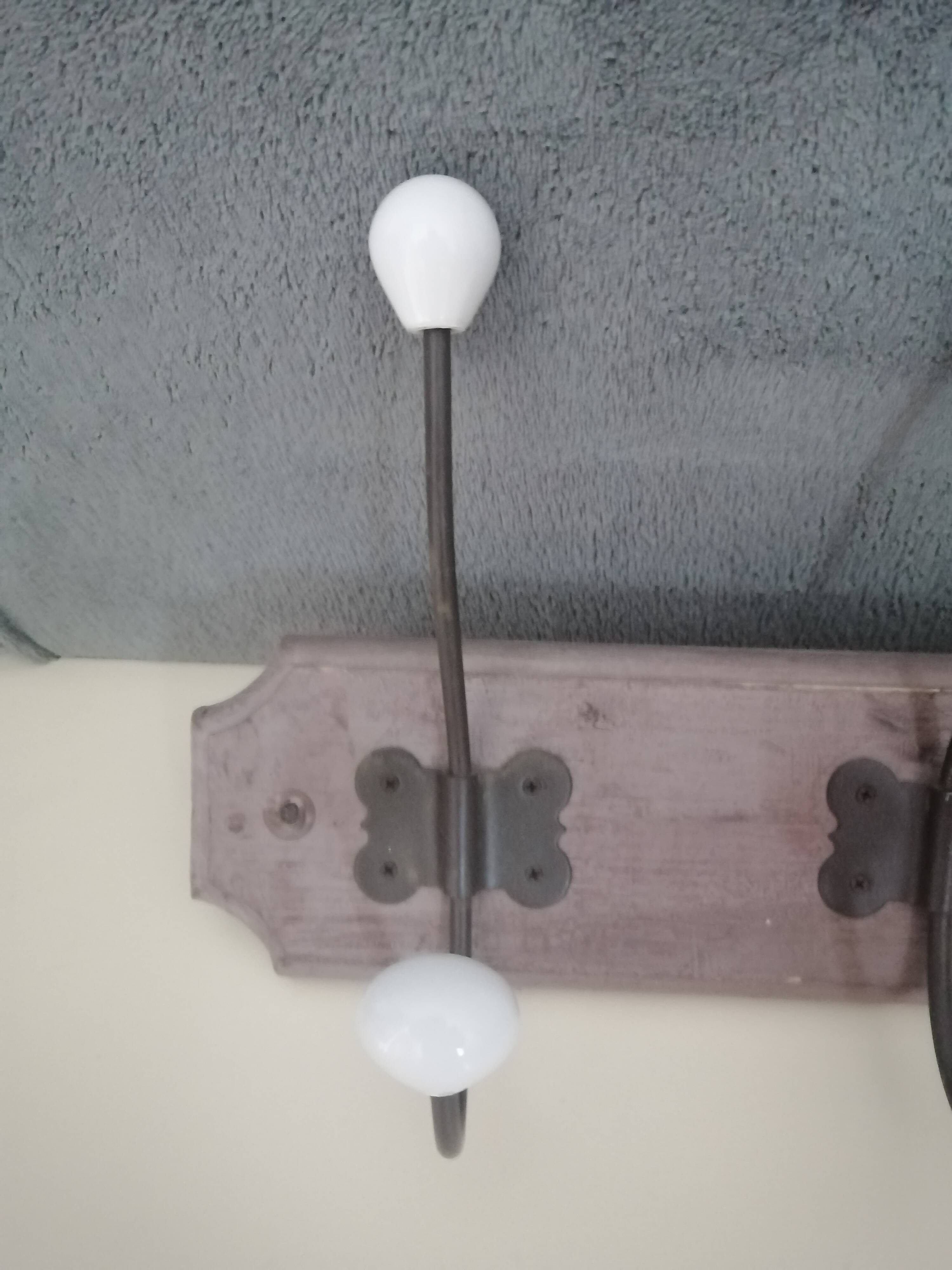 Wall coat rack in wood and porcelain