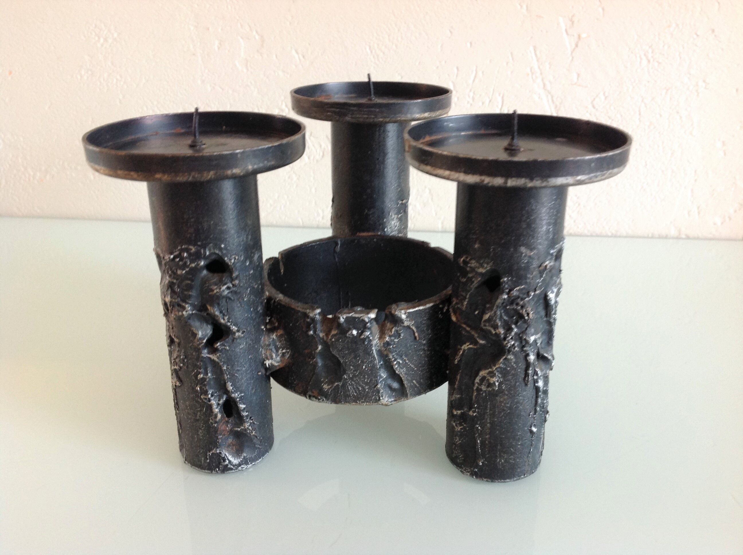 Brutalist candle holder tripod in black metal / vintage 60s-70s