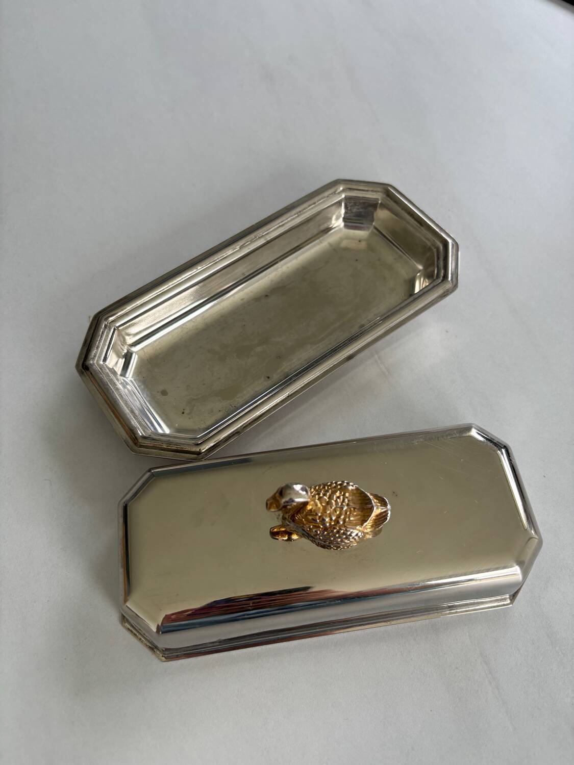 Beurrier vintage en métal argenté avec canard doré