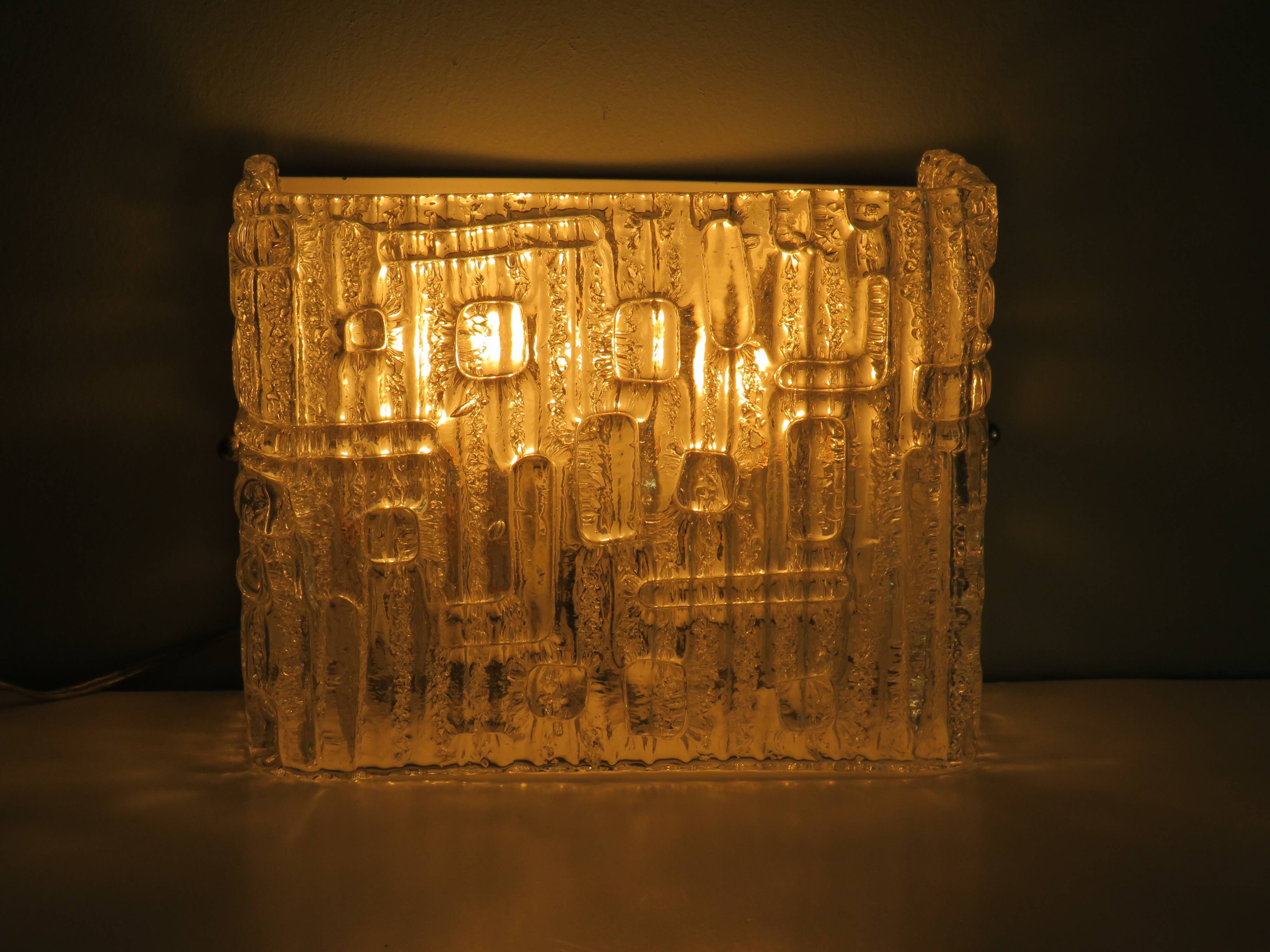 Brutalist wall lamp in iced glass, 1970