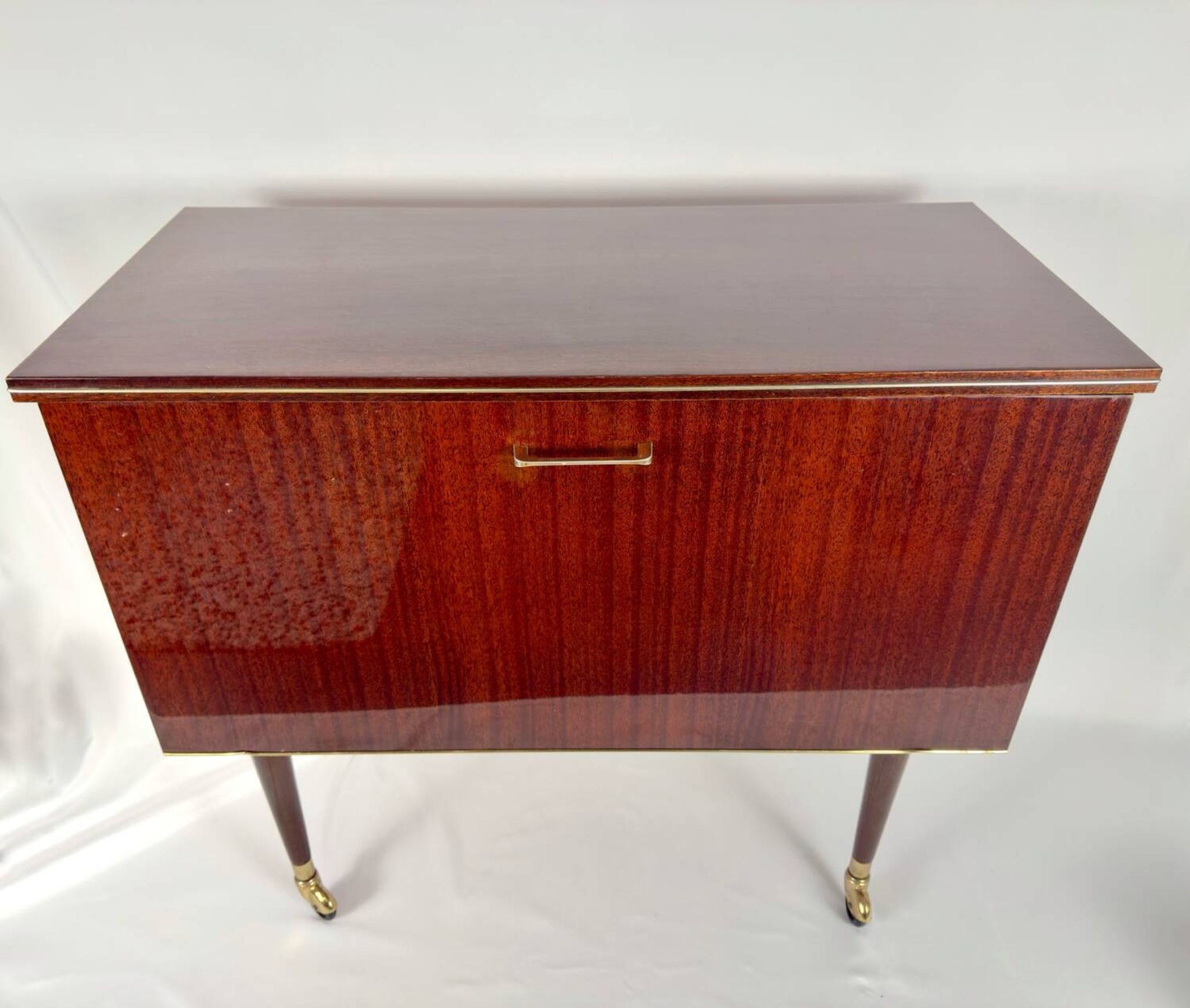 Meuble bar moderne du milieu du siècle sur roulettes en laiton – années 1960