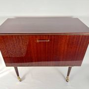 Meuble bar moderne du milieu du siècle sur roulettes en laiton – années 1960