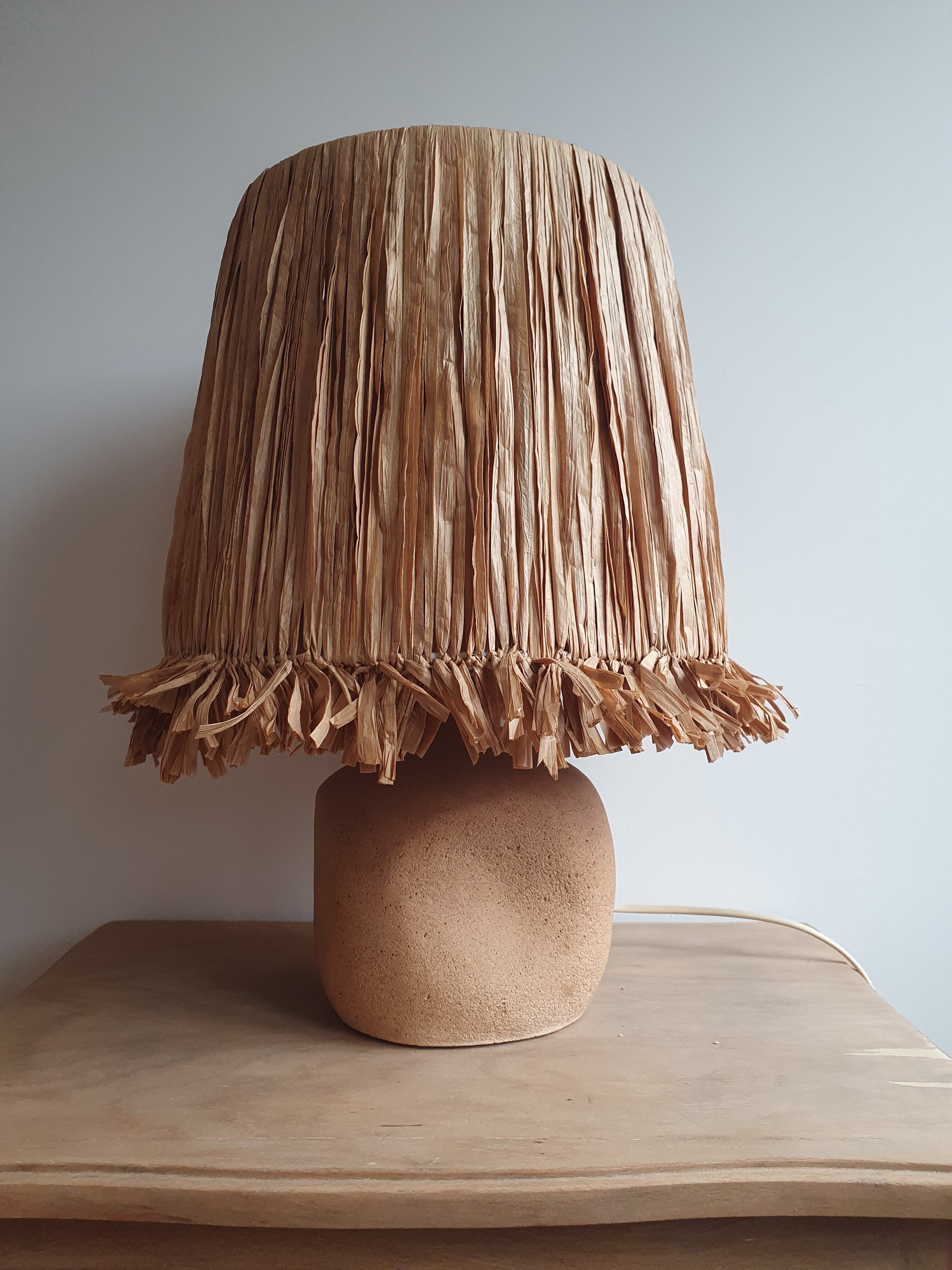 Lampe en pierre et raphia