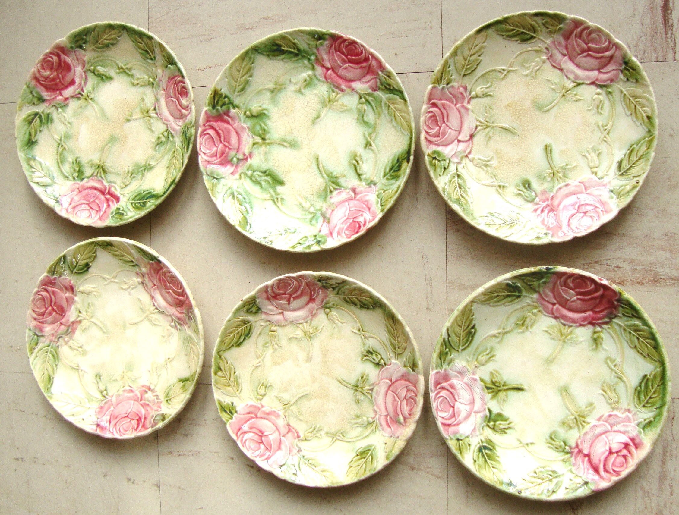 6 plates in slip decoration of roses earthenware of Onnaing