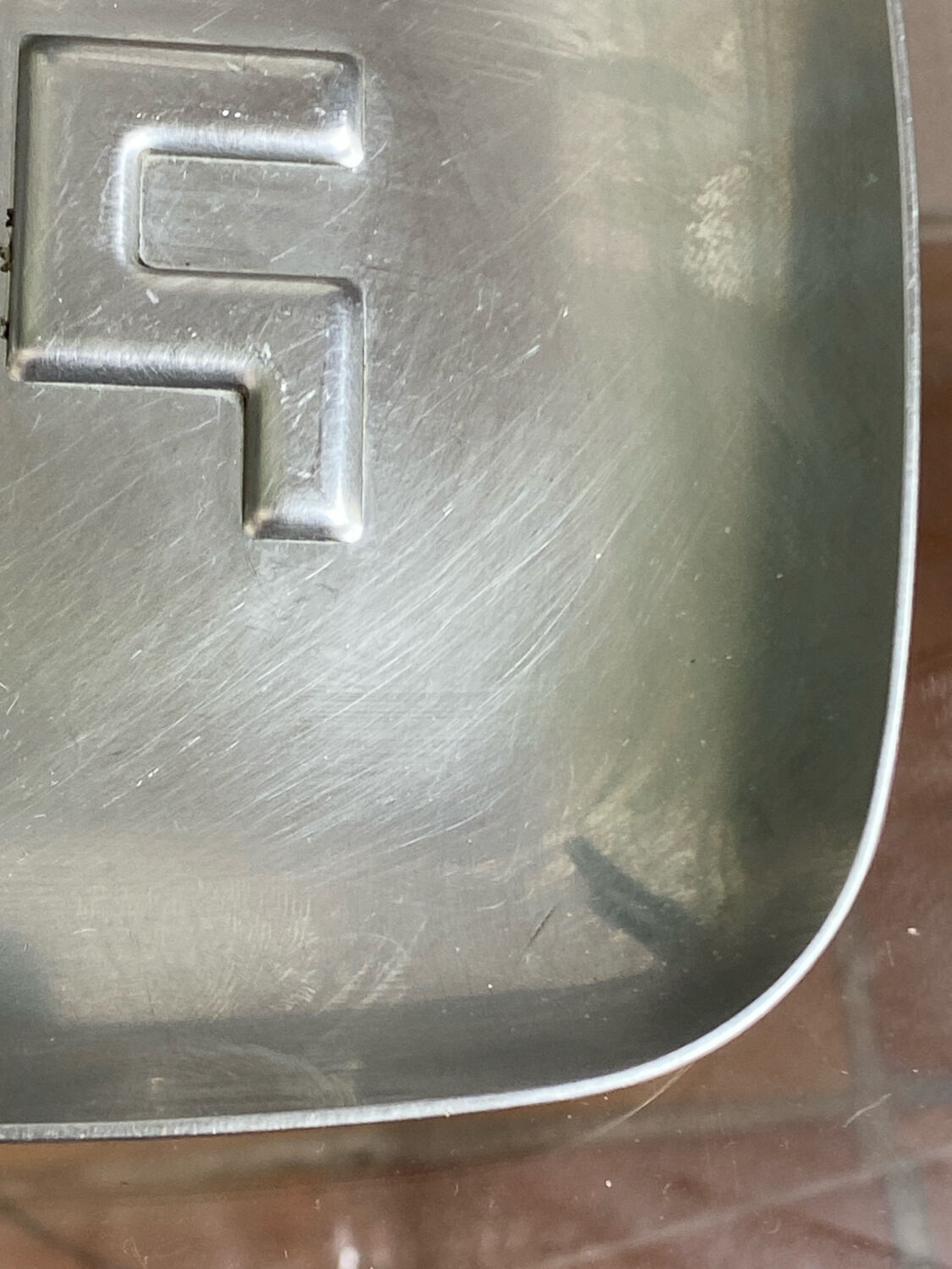 Vide-poche monogrammé en acier, années 70
