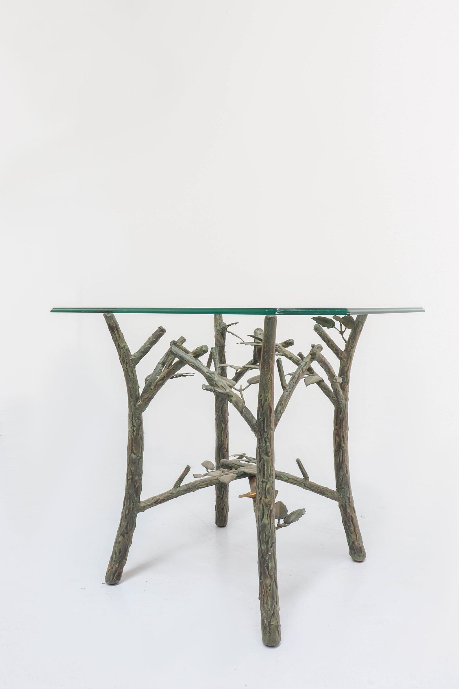 Une table d’appoint vintage dans le style d’Alberto Giacometti