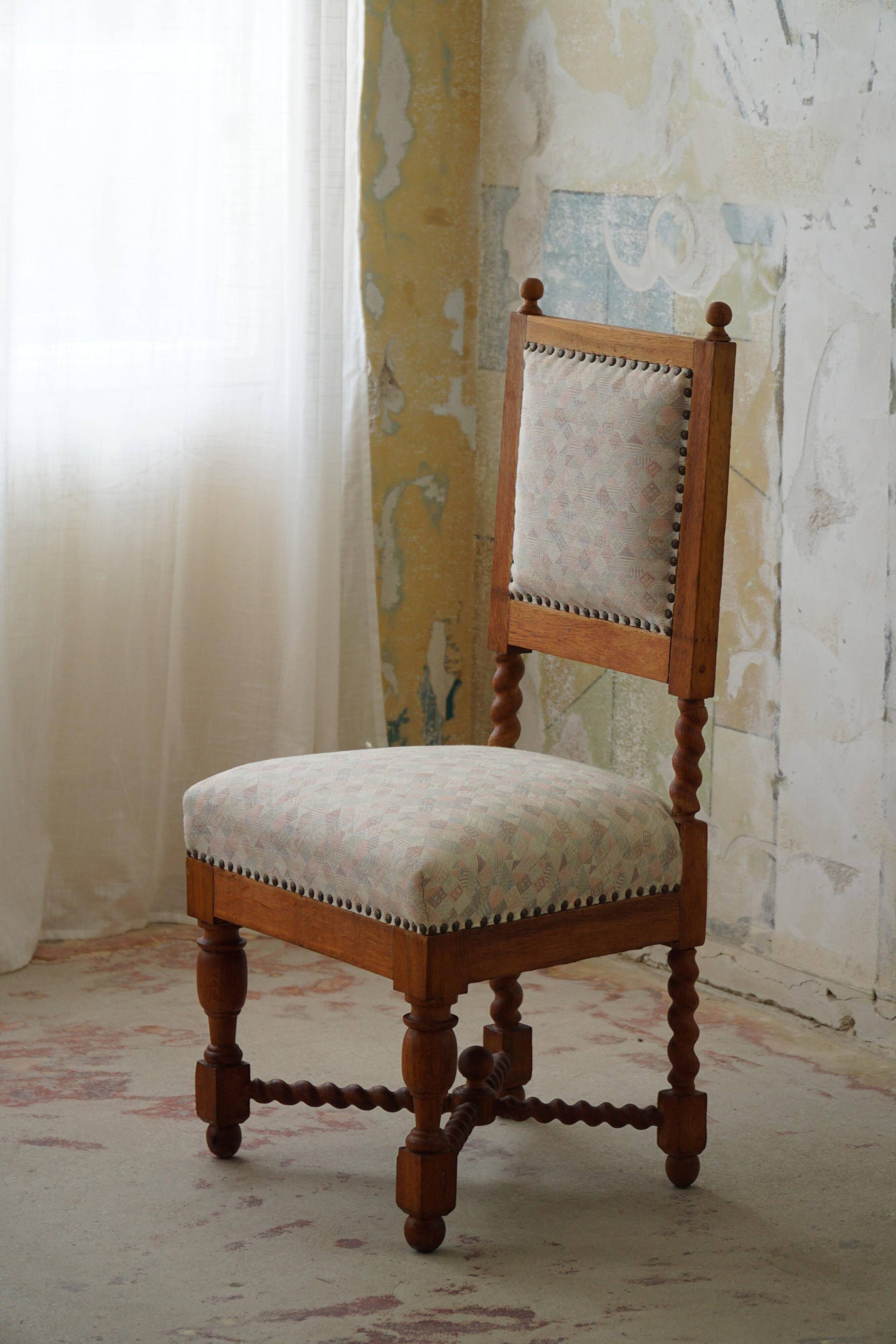 English-style baroque chair with twisted legs in elm, 1920s.