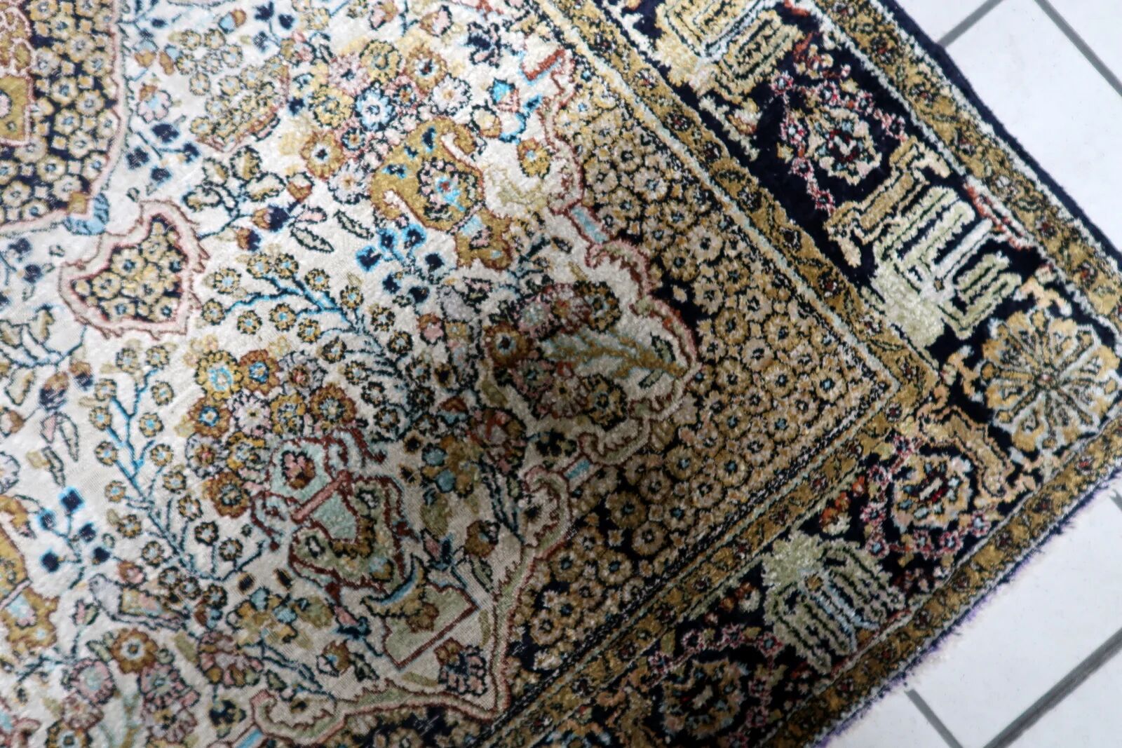 1950s Handmade Kashmir silk medallion rug, 109 × 165 cm - 1C1293