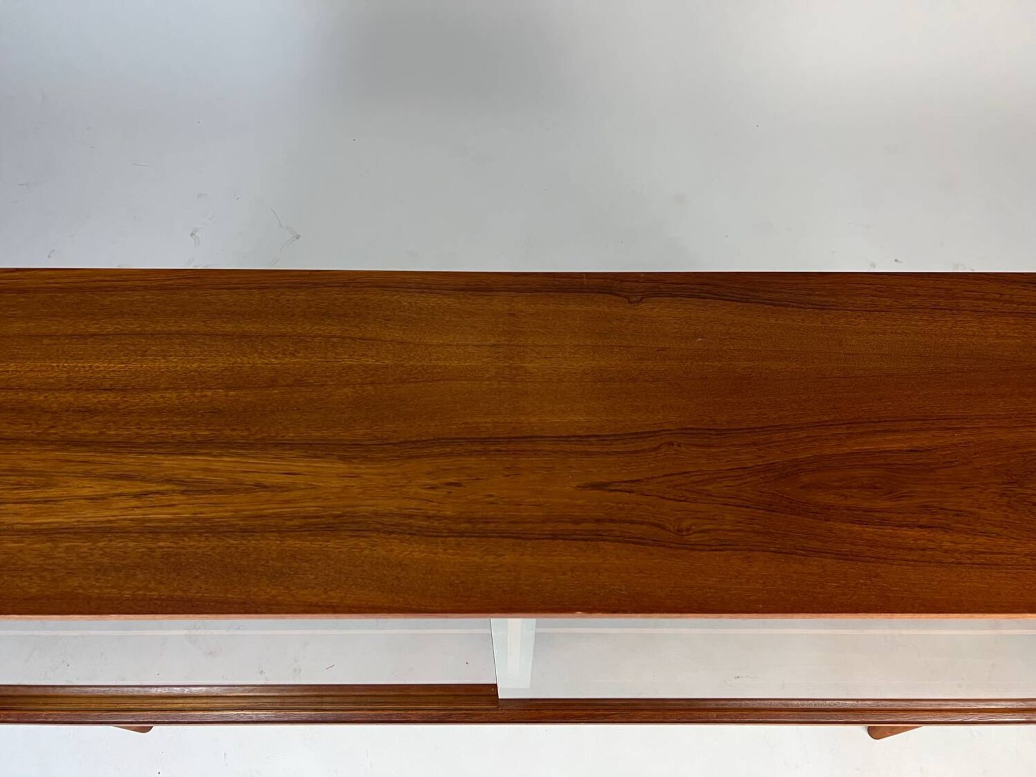 Vitrine vintage en teck, buffet, étagère des années 60, style mid-century.