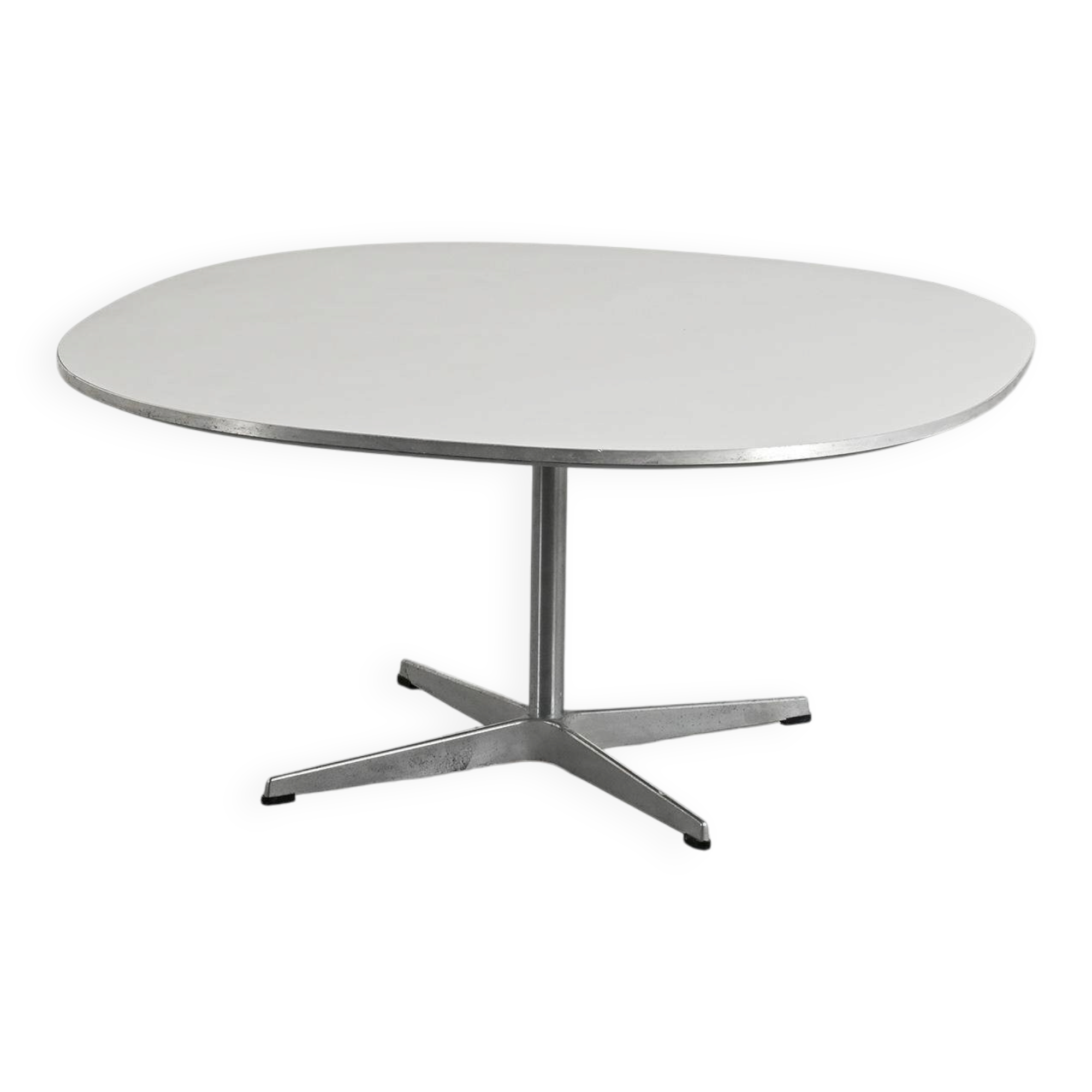 Coffee table by Arne Jacobsen, Fritz Hansen, circa 1970.