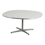 Coffee table by Arne Jacobsen, Fritz Hansen, circa 1970.