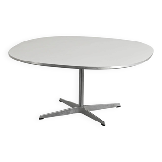 Coffee table by Arne Jacobsen, Fritz Hansen, circa 1970.