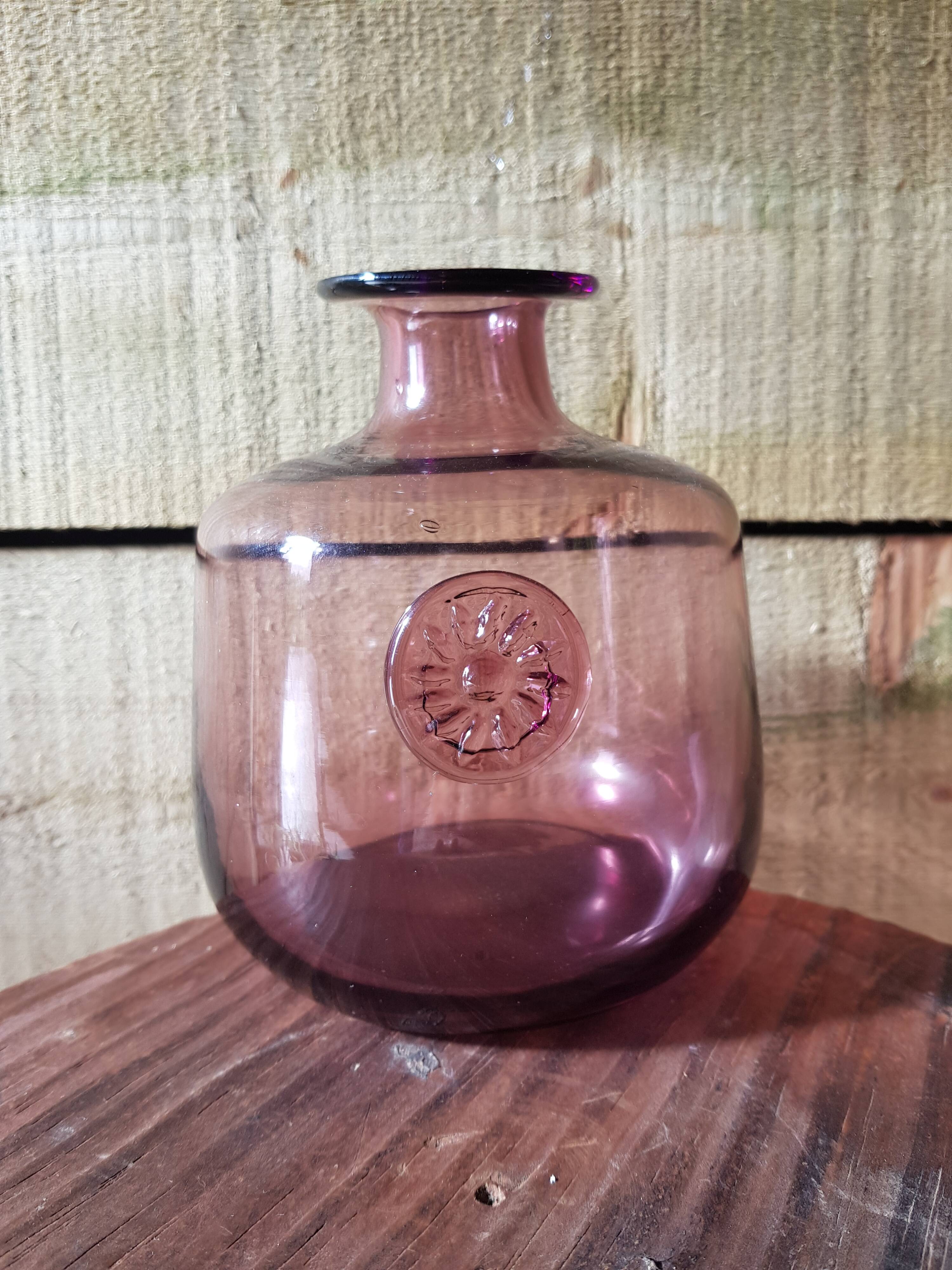 Vase en verre transparent violet
