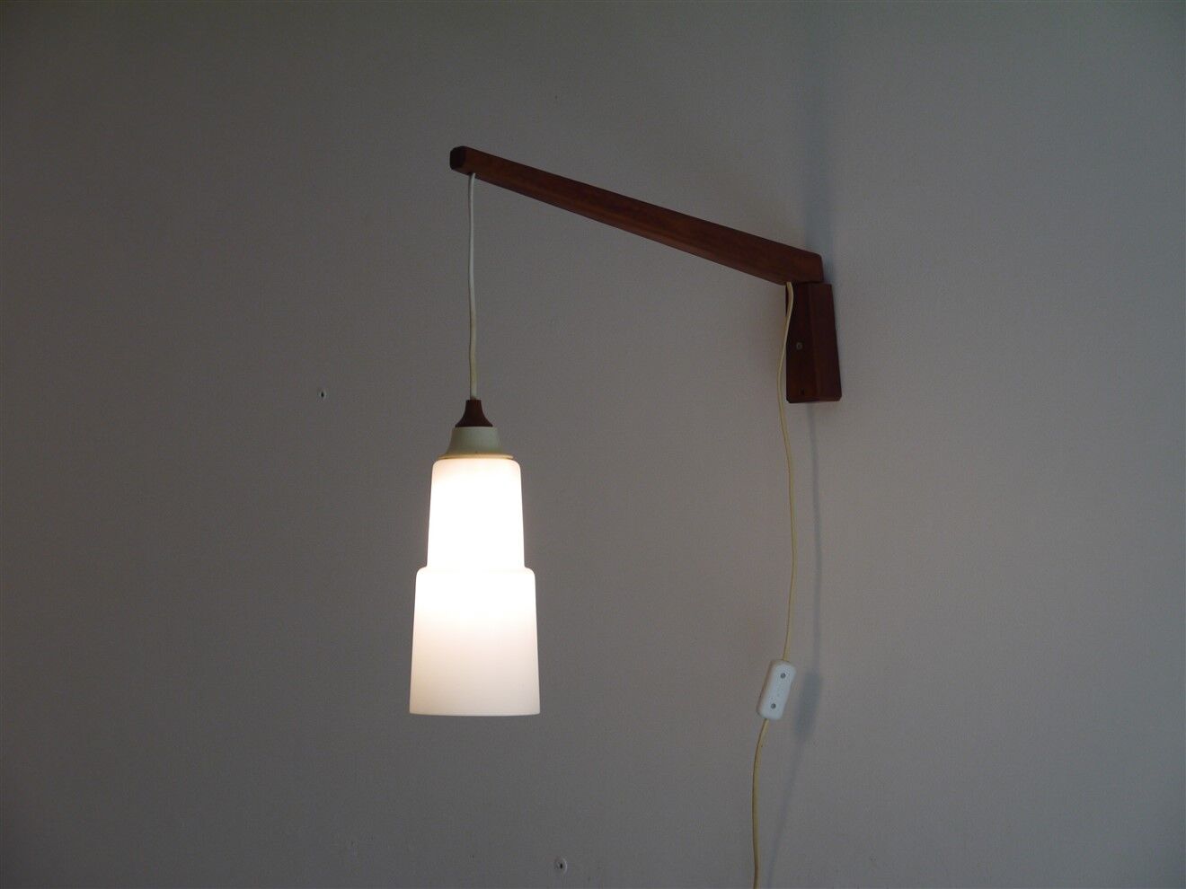 Scandinavian wall lamp "gallows" in wood and opaline 1960