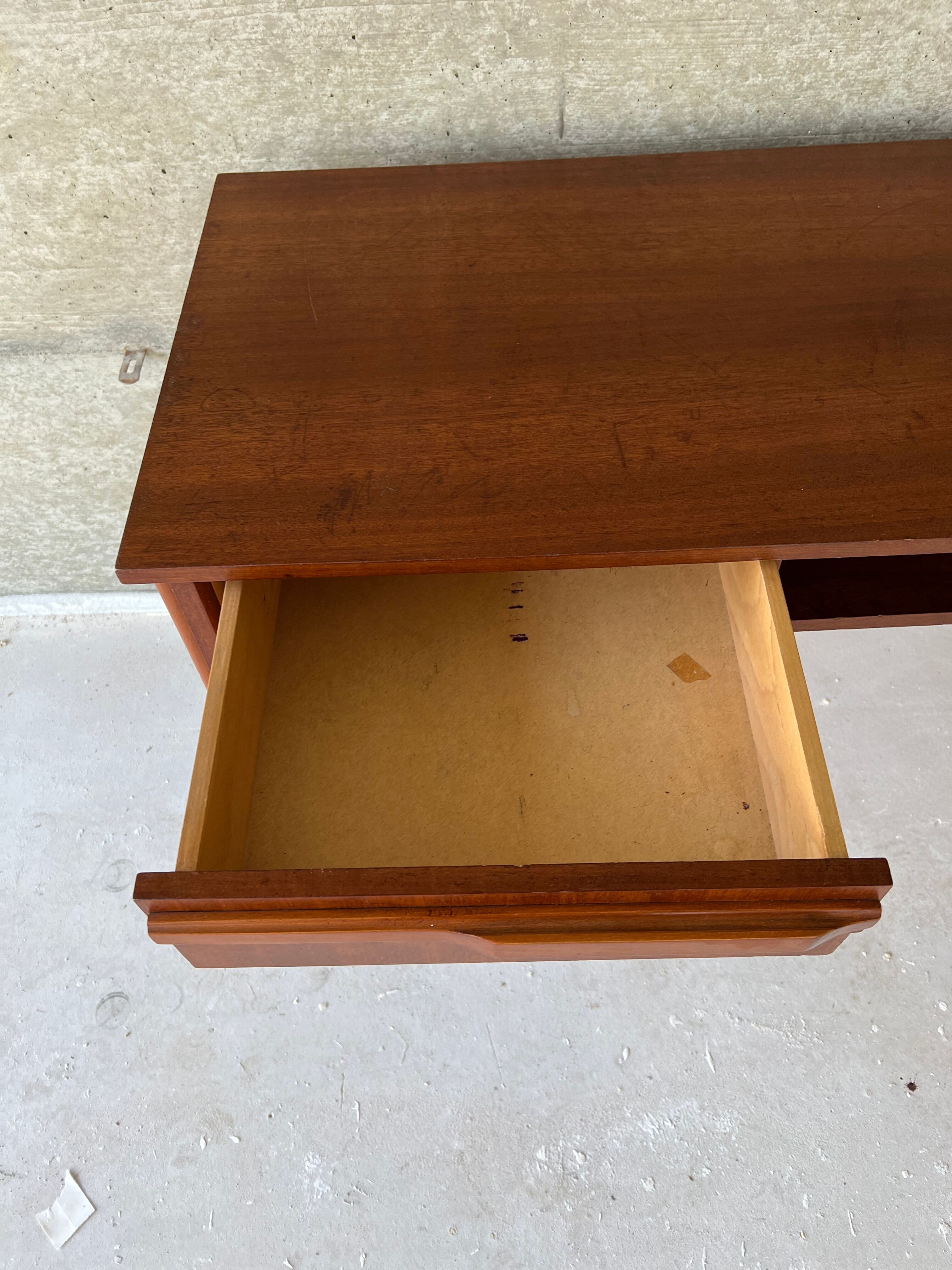 Scandinavian office of the 60s with sleigh feet