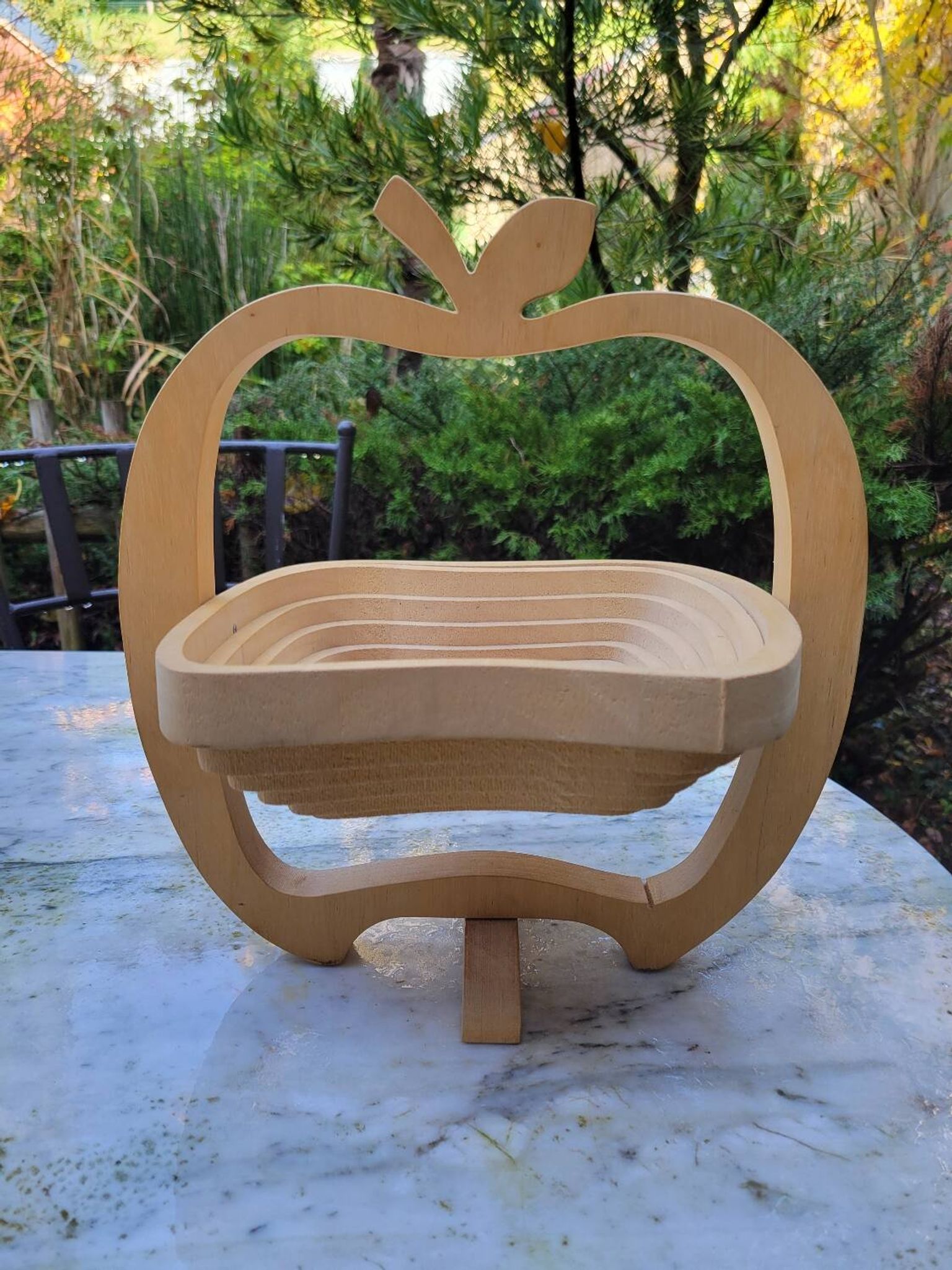 Corbeille à fruit en bois pliable et dessous de plat