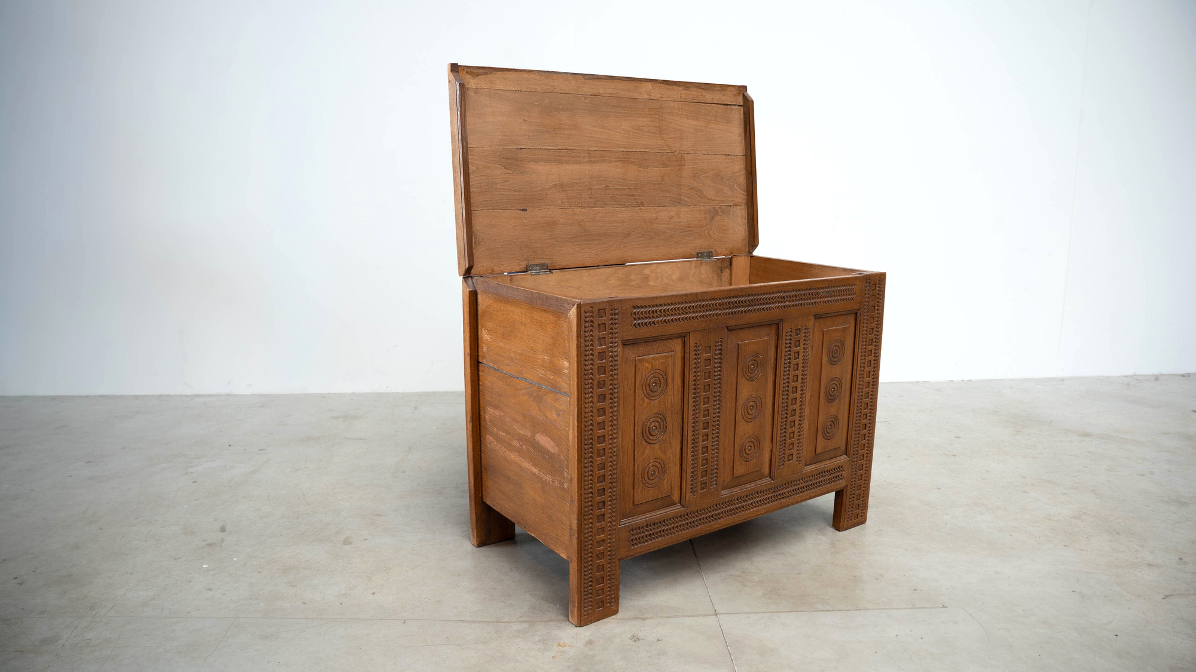 French chest or console