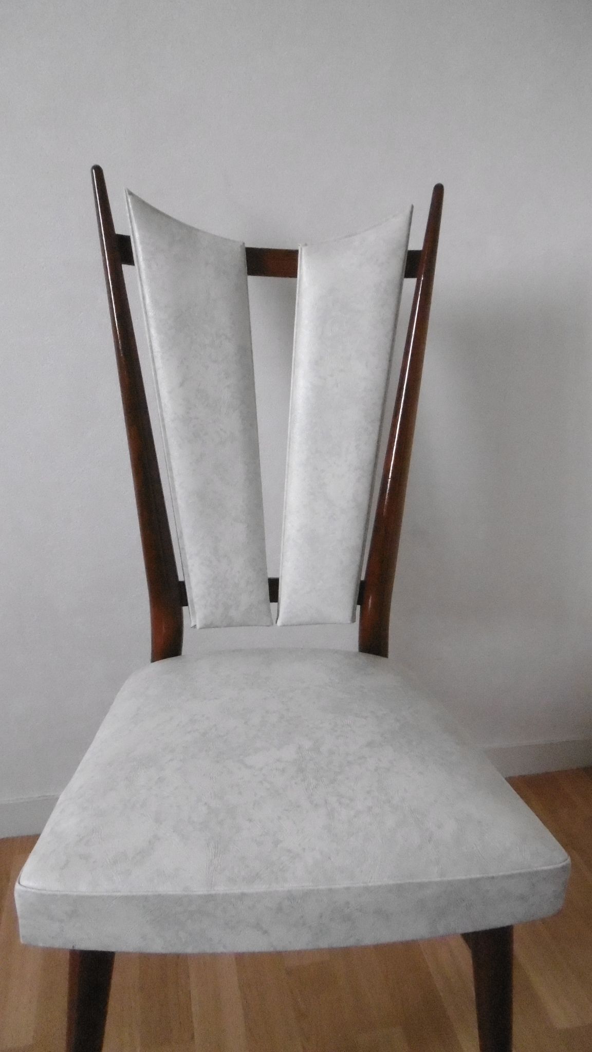 Chaise en skaï blanc des années 60-70