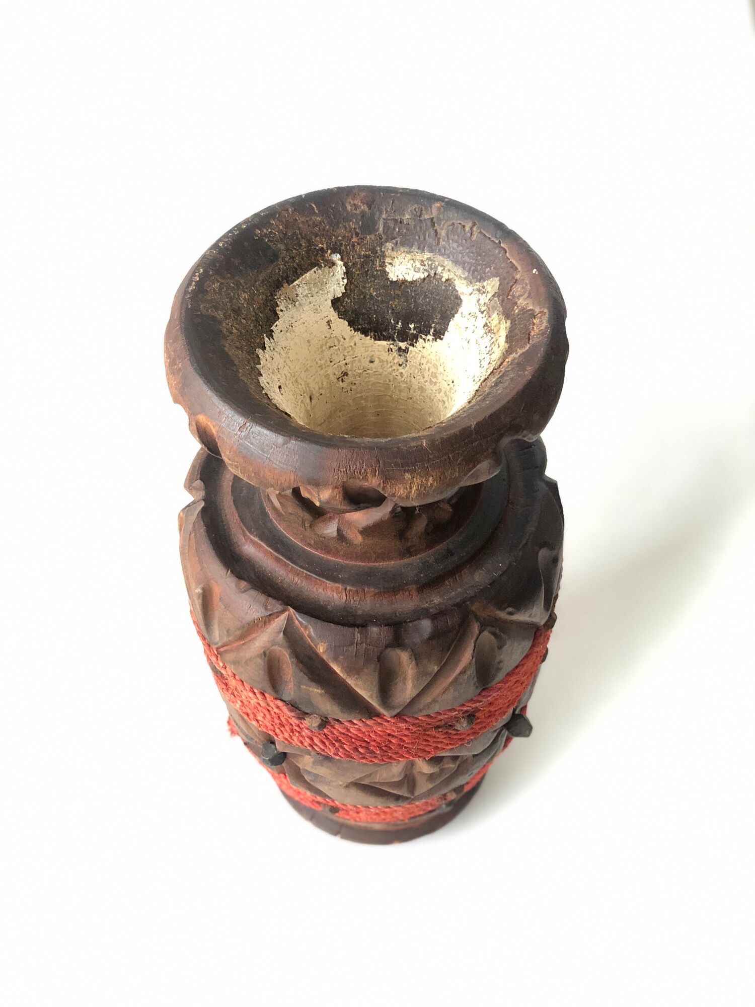 Vase espagnol en bois sculpté et cordage rouge