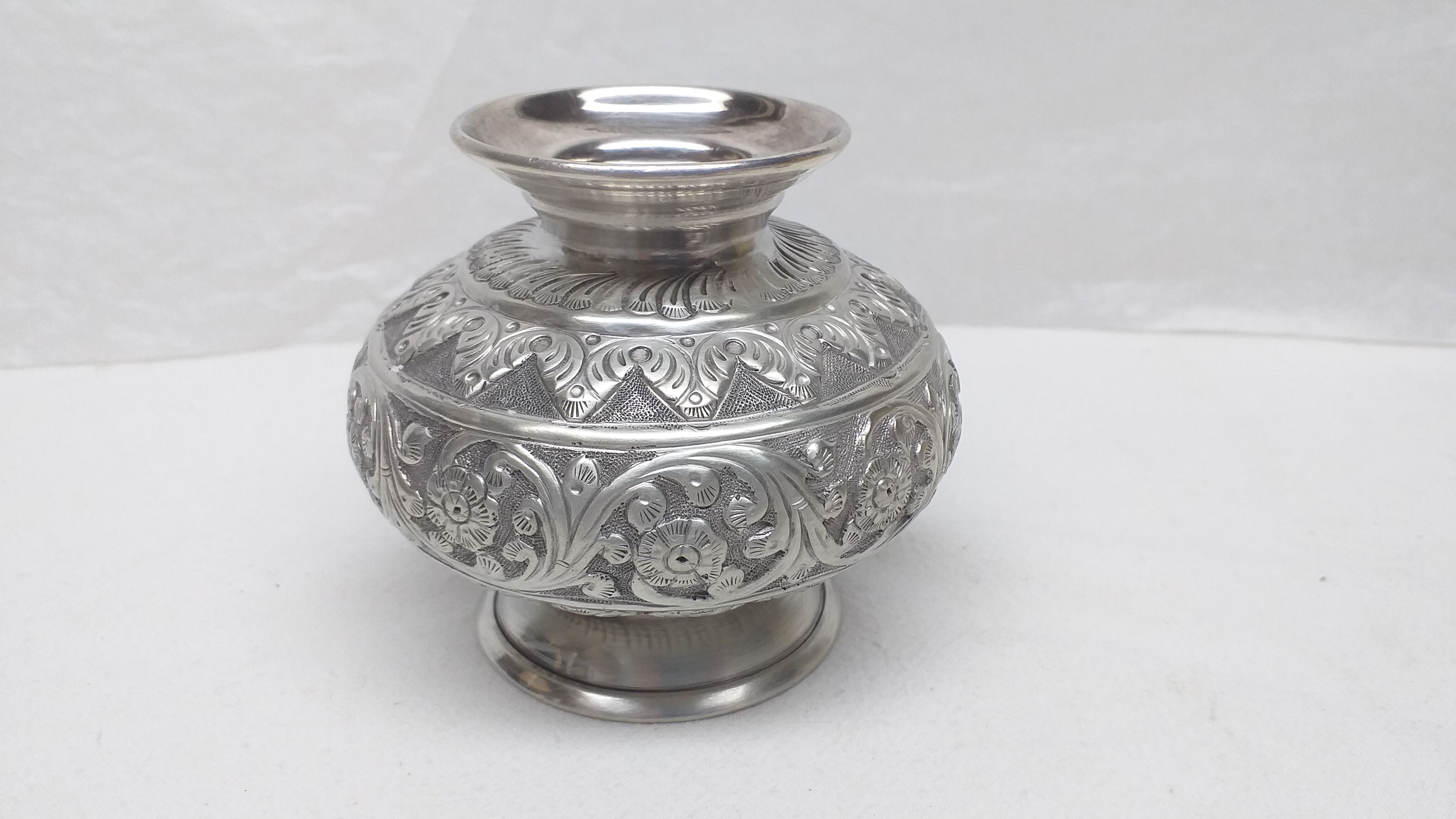 900 solid silver domed vase with floral motifs 196g