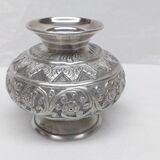 900 solid silver domed vase with floral motifs 196g