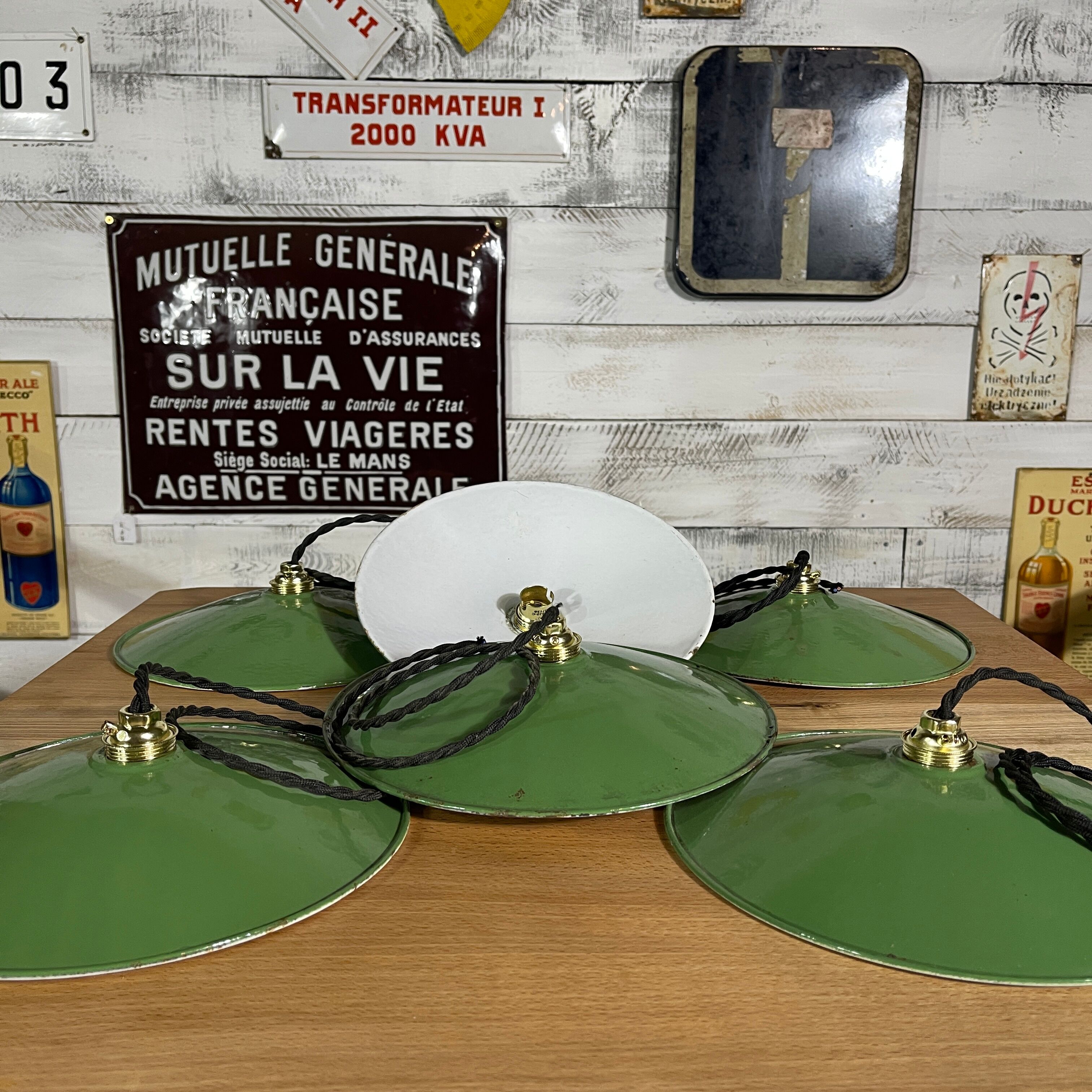 Enamelled sheet metal hanging lamp