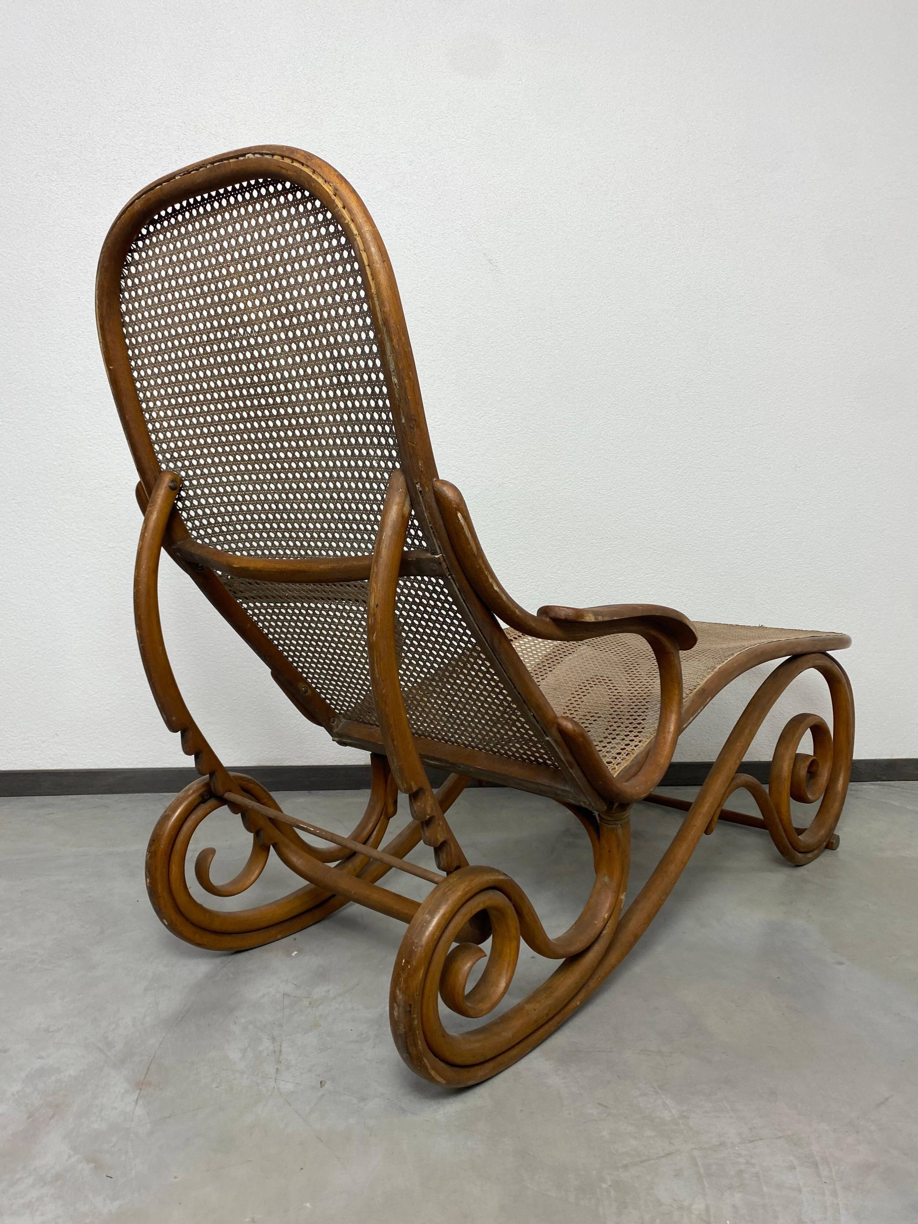 Lit de jour en bois courbé n°2 par Thonet