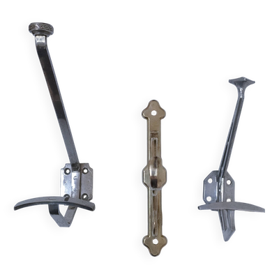 Trois patères laiton chrome aluminium début XXème