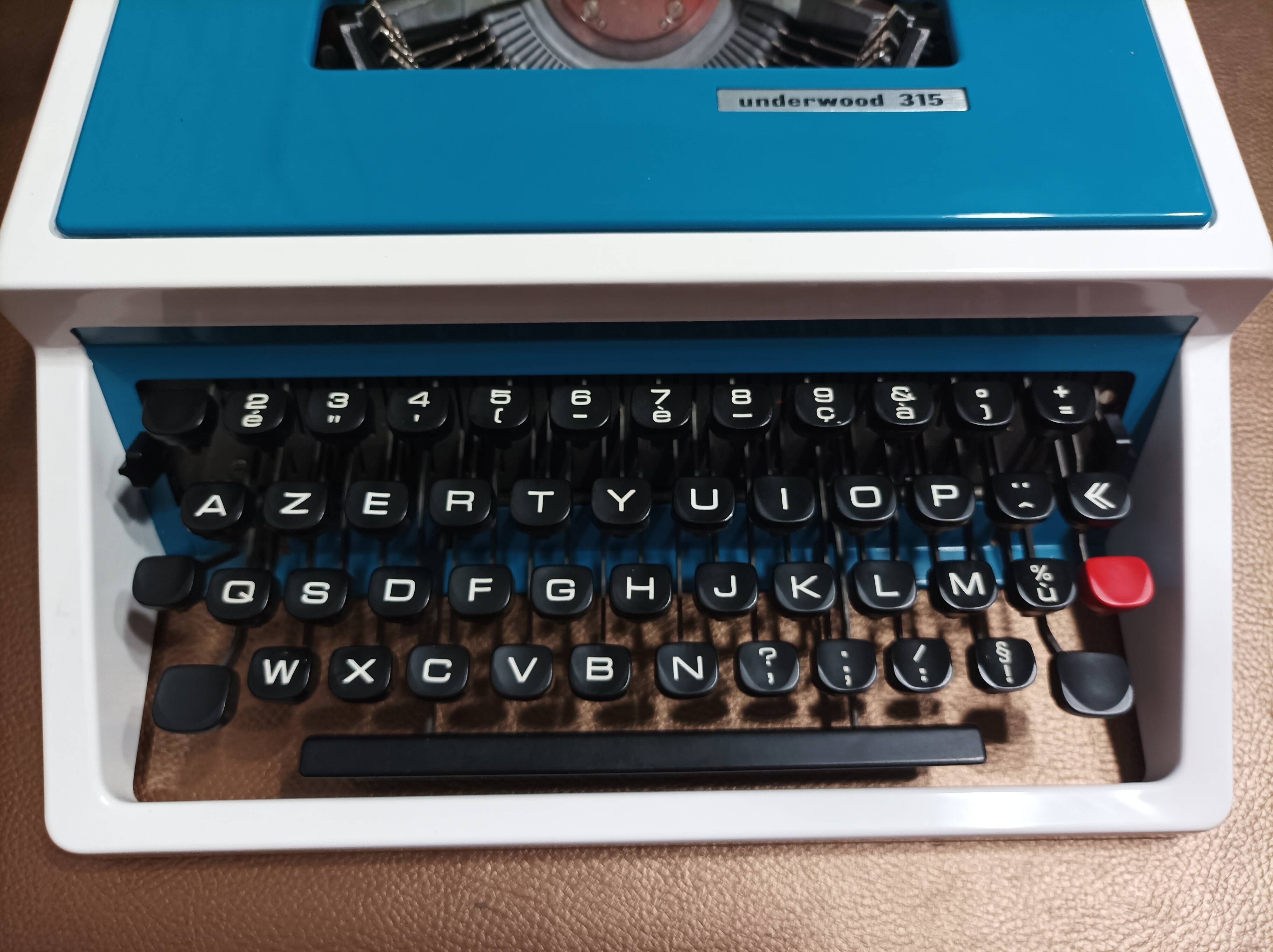 Underwood 315 portable blue typewriter with carrying case Like NEW