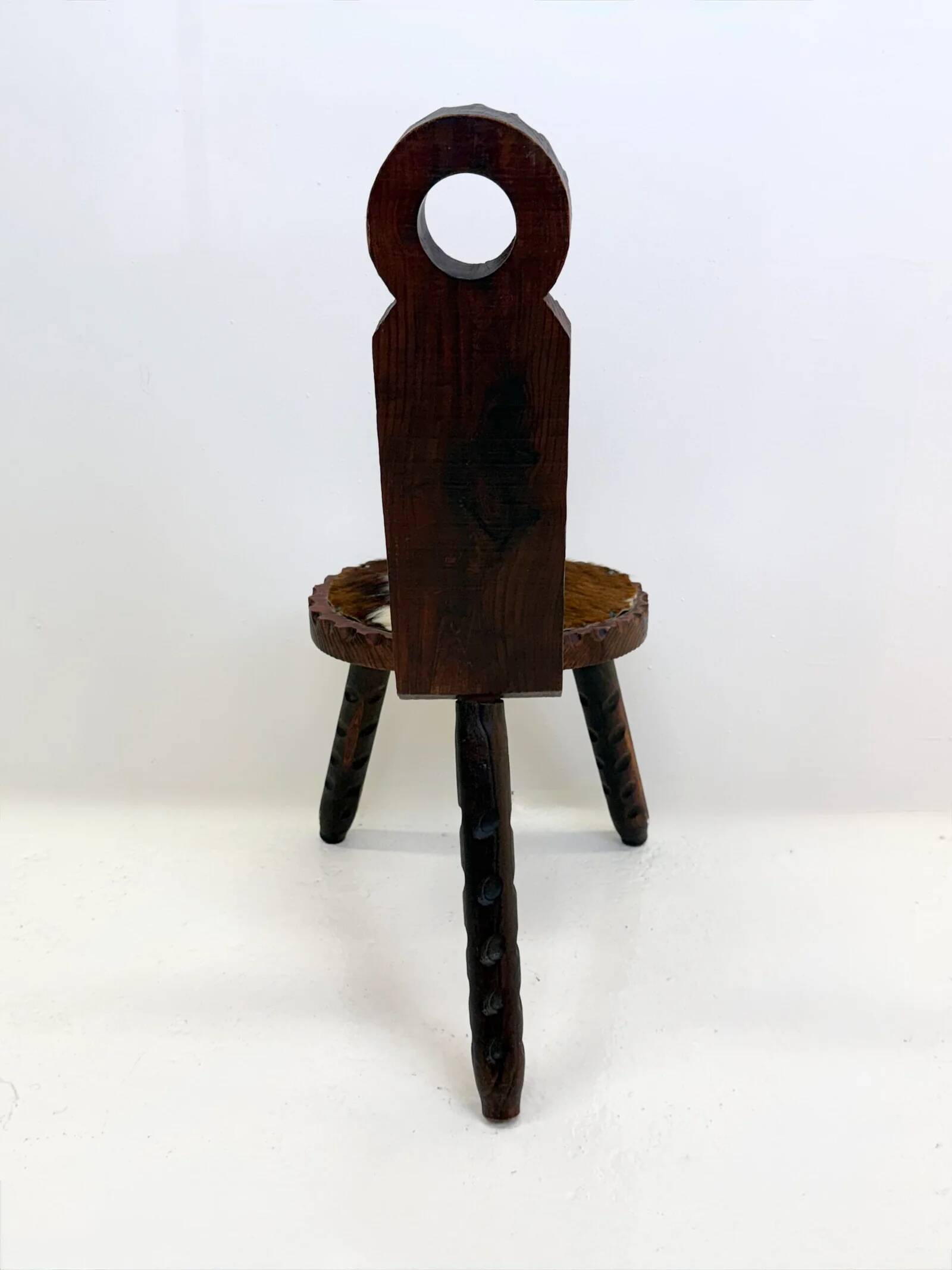 Chaise sculptée en bois et peau — 1950–1970