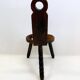 Chaise sculptée en bois et peau — 1950–1970