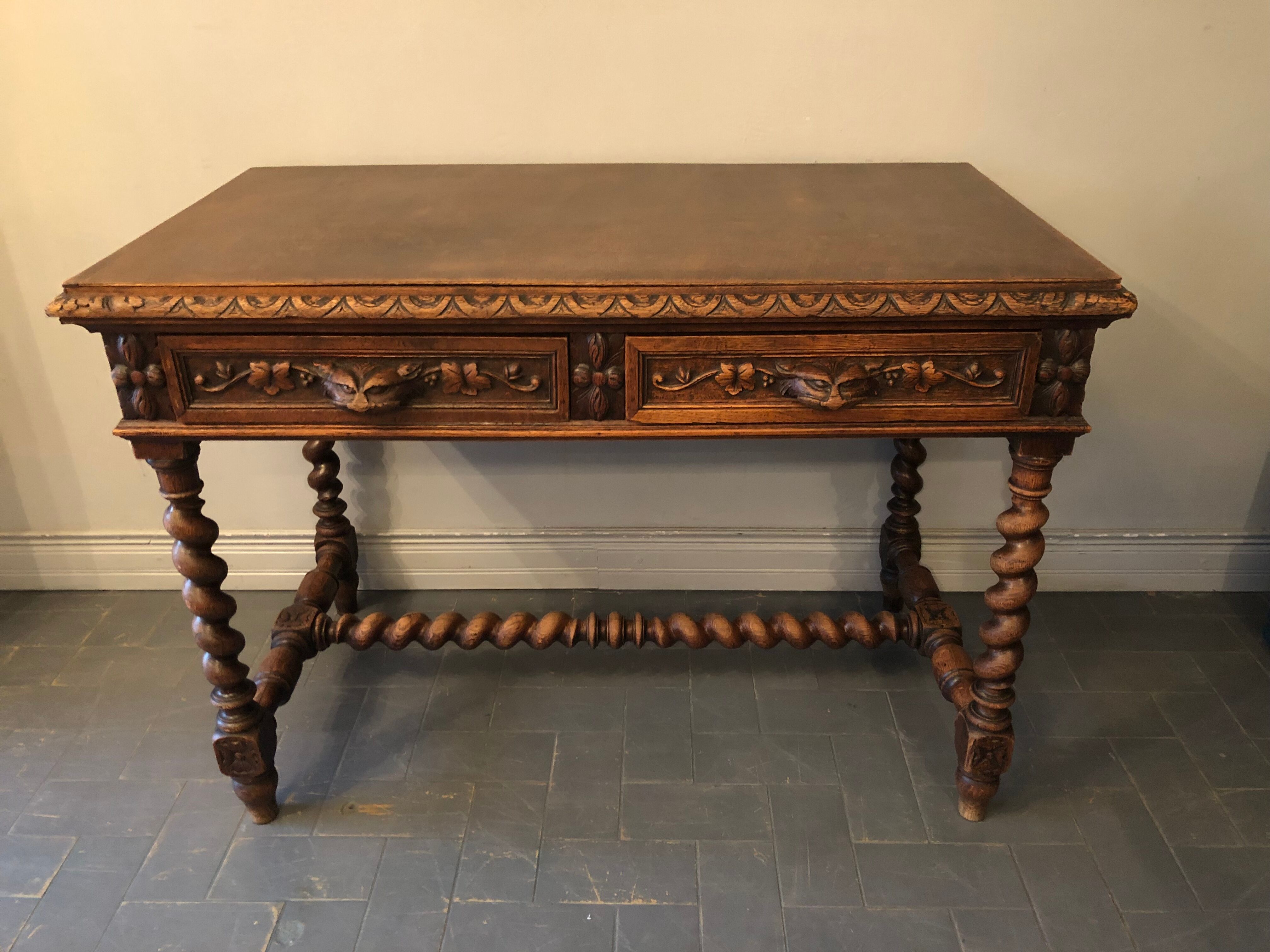 Bureau en bois sculpté