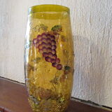 Vase en verre jaune, peinture craquelée, motifs raisins