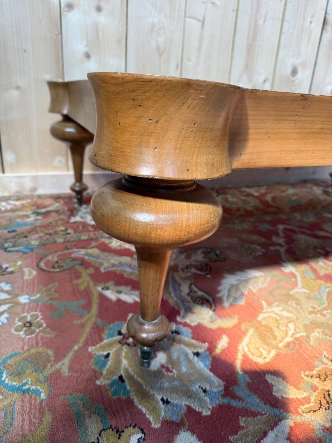 English Victorian coffee table - Brass turned legs - Patterned top