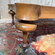 Table basse victorienne anglaise - Pieds toupie laiton – Plateau à motifs é