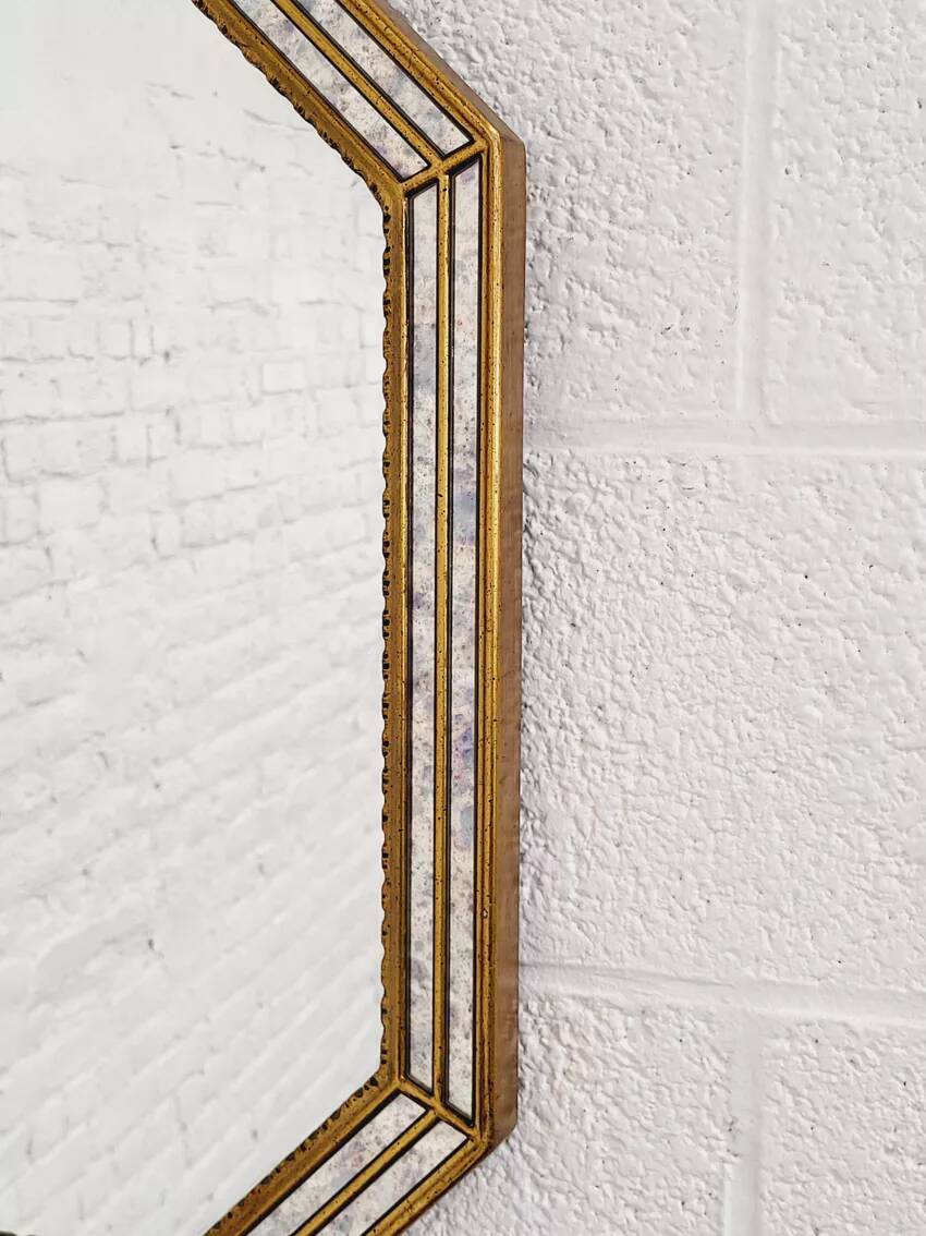 Octagonal mirror in Venetian style with gold-rimmed parecloses