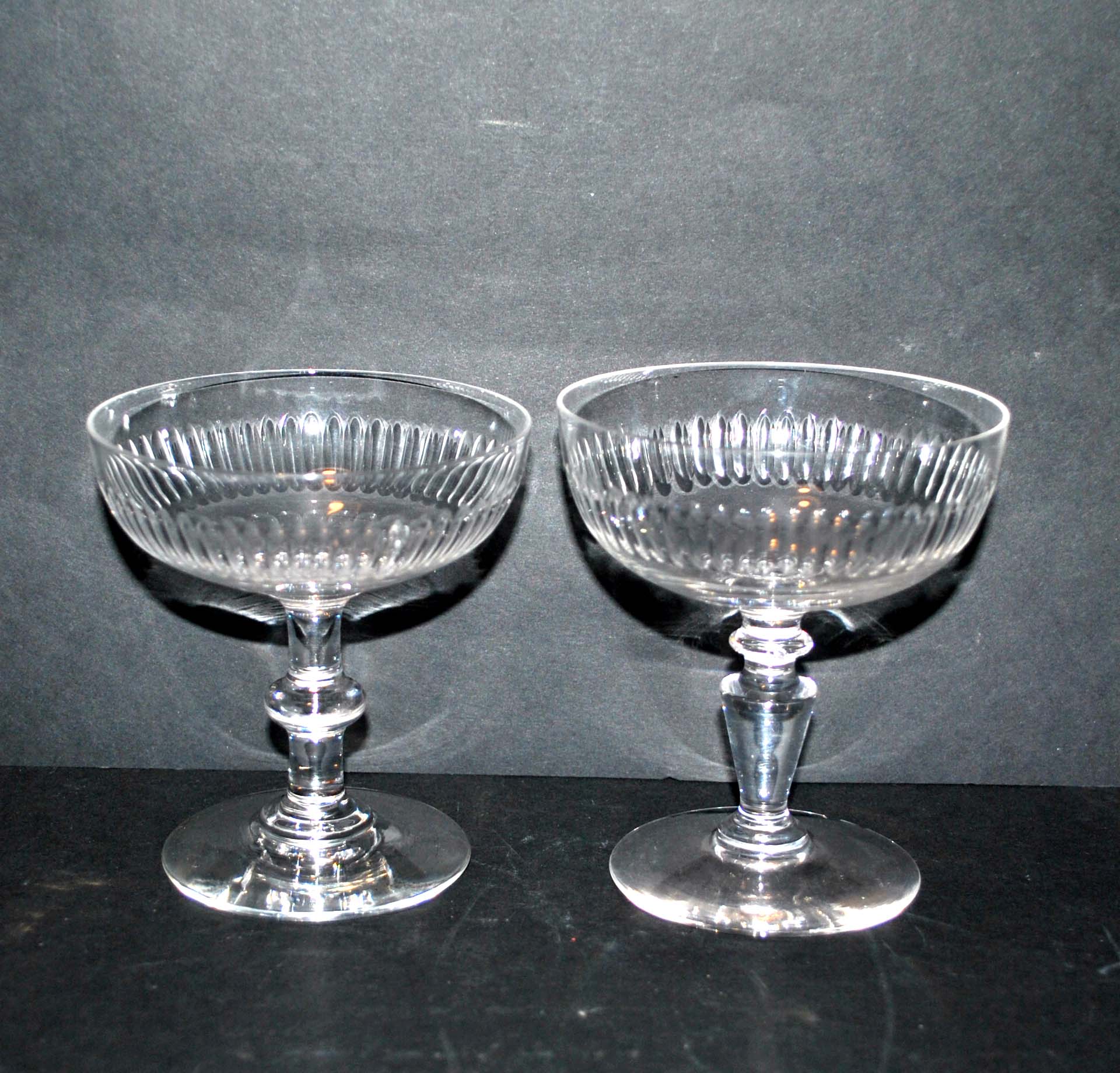 Lot de 2 coupes à champagne anciennes en cristal taillé 1900 frise oves 10.5cm