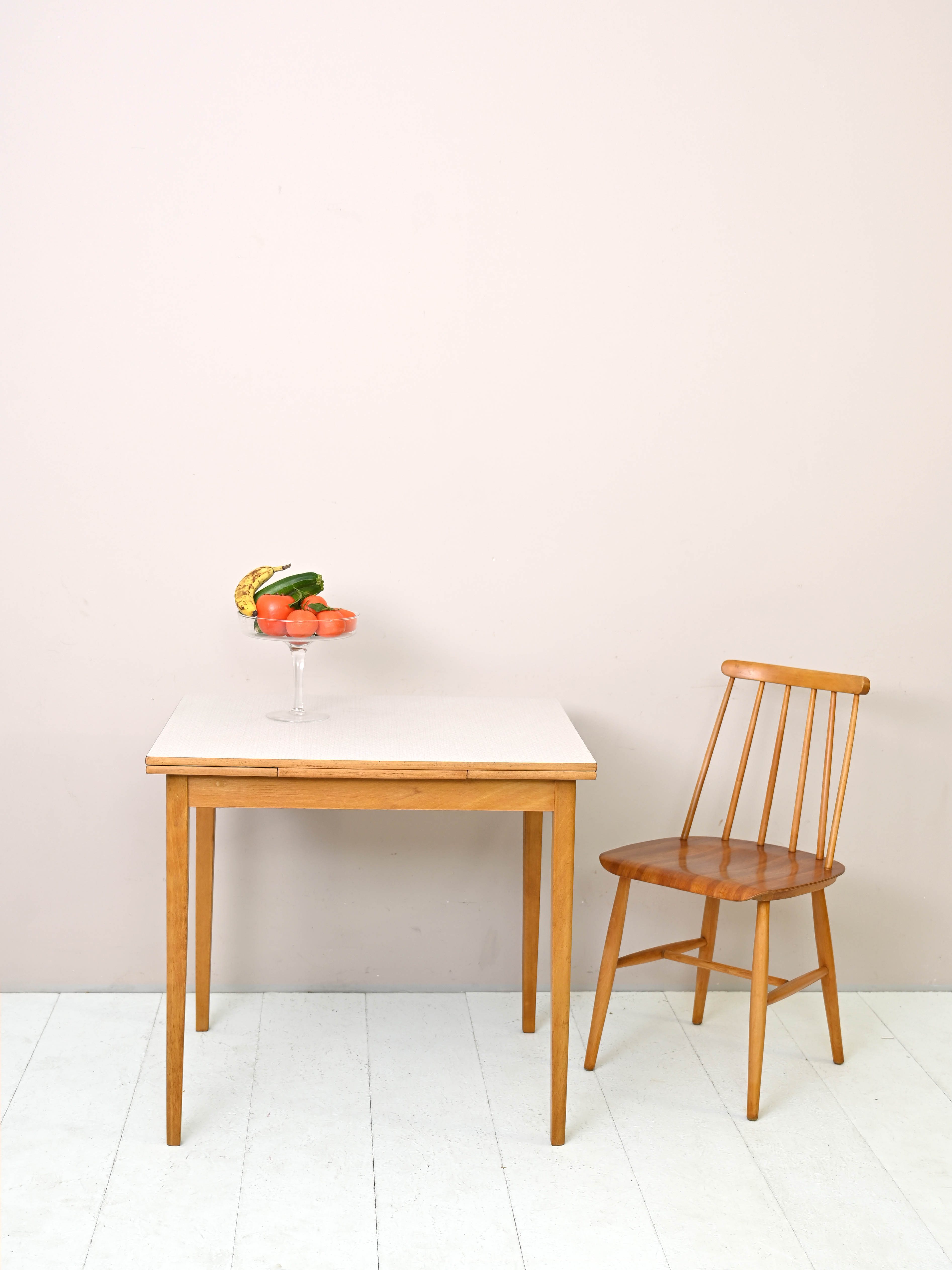Extendable formica table