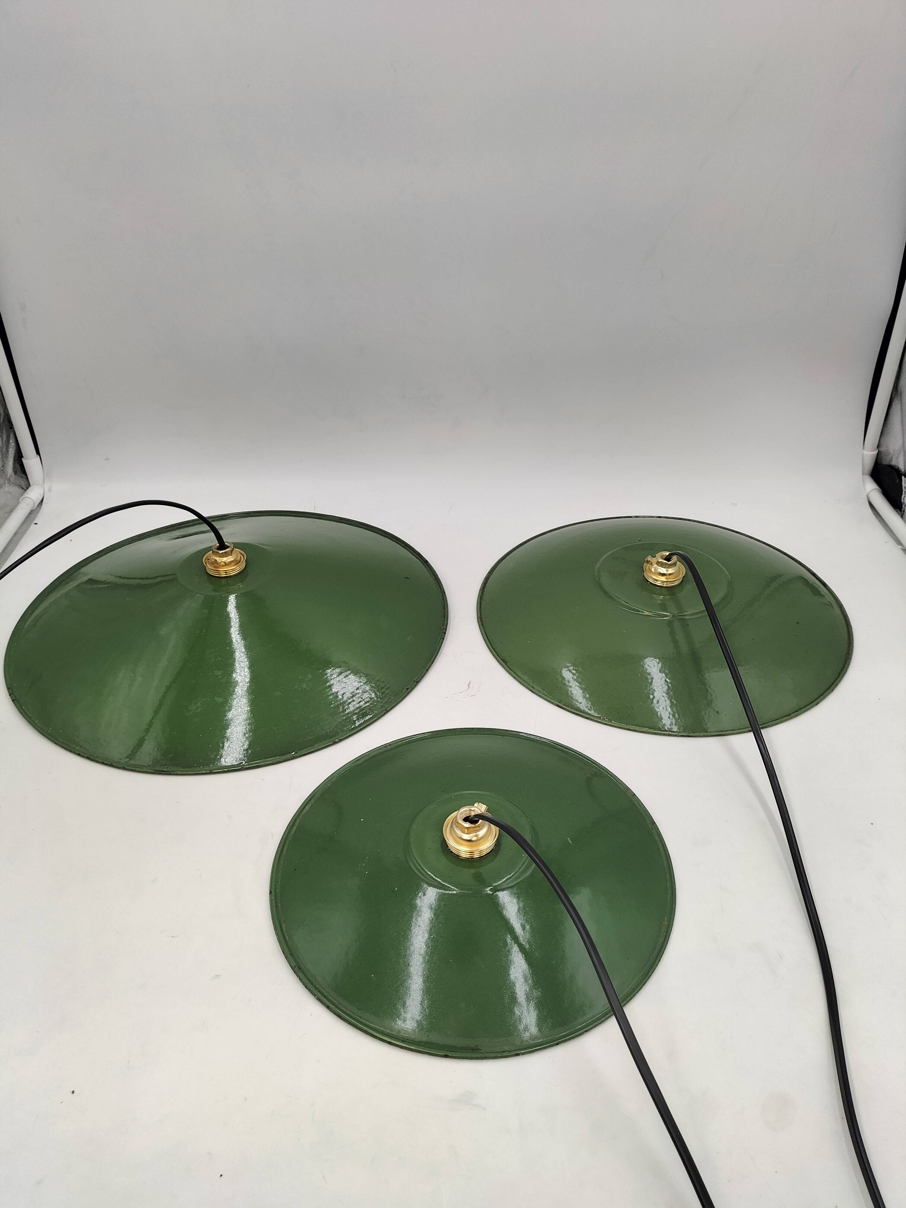 3 enamelled sheet metal suspensions