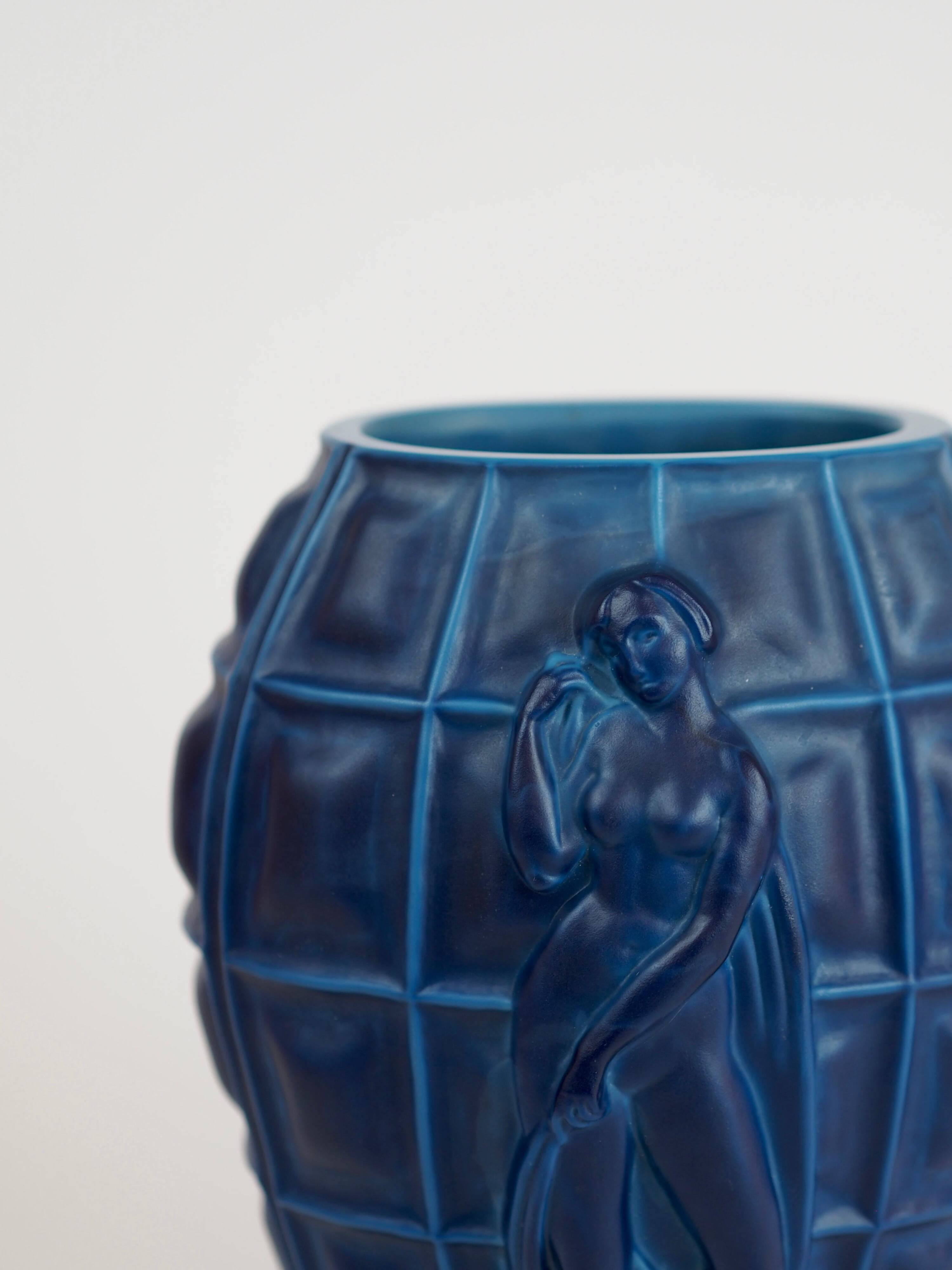 Vase Art Déco "Ingrid" en verre opaque bleu lapis par Henry Schlevogt