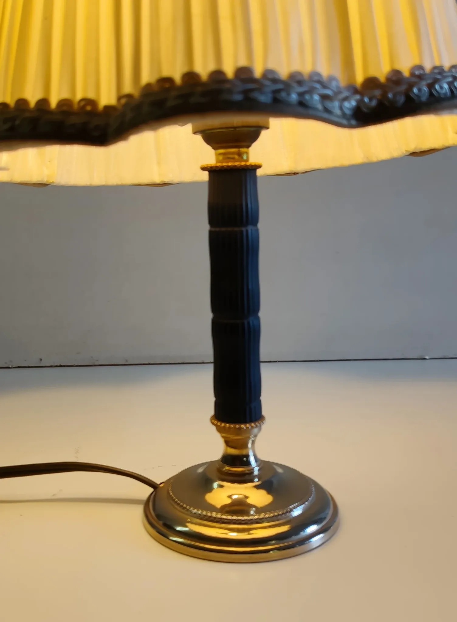 Table lamp in brass and Bakelite - mid 20th century