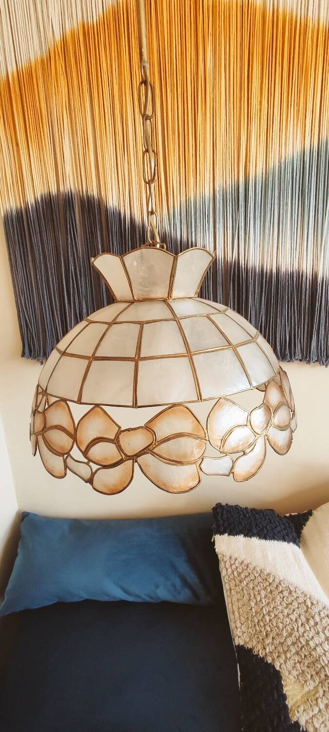 Vintage suspension in mother-of-pearl and gilded brass with orange-pink knot patterns.