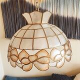 Vintage suspension in mother-of-pearl and gilded brass with orange-pink knot patterns.