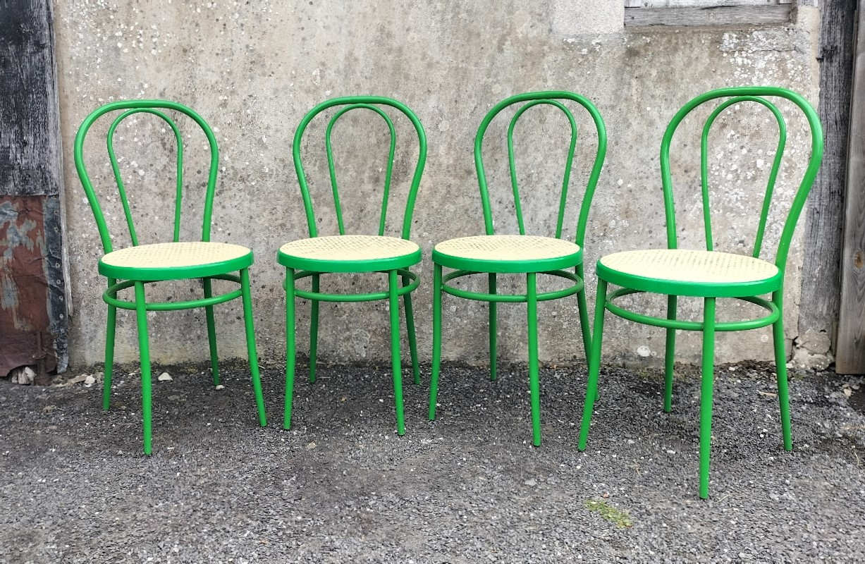 Lot de quatre chaises bistrot en métal laqué vert