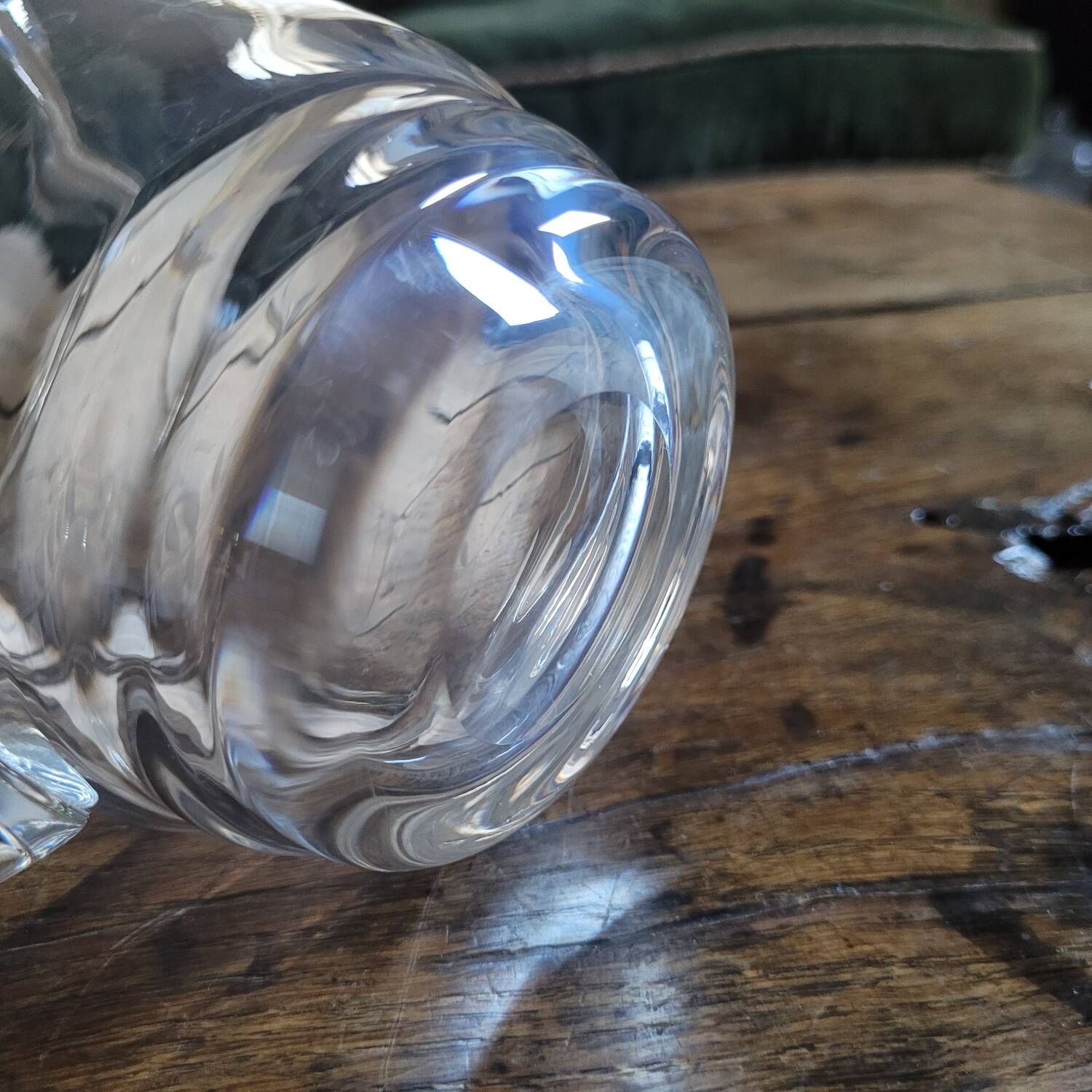 Pichet en verre gravé, décor feuillage, années 50