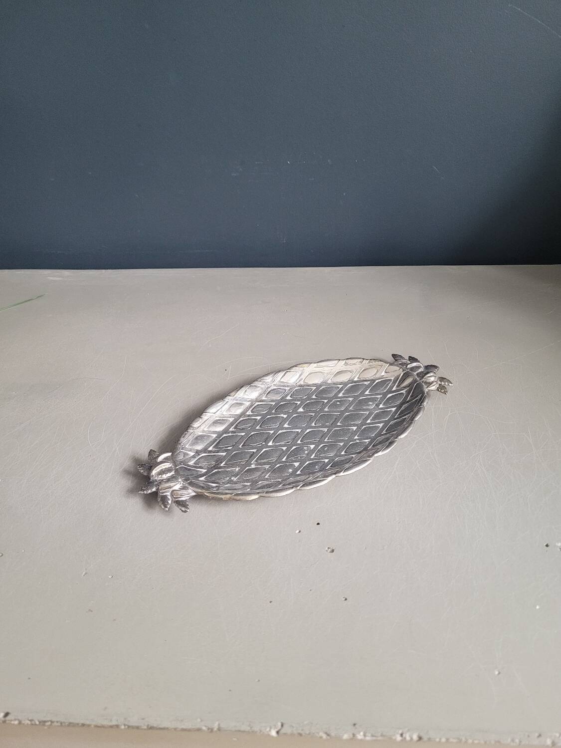 Silver pineapple pocket emptier